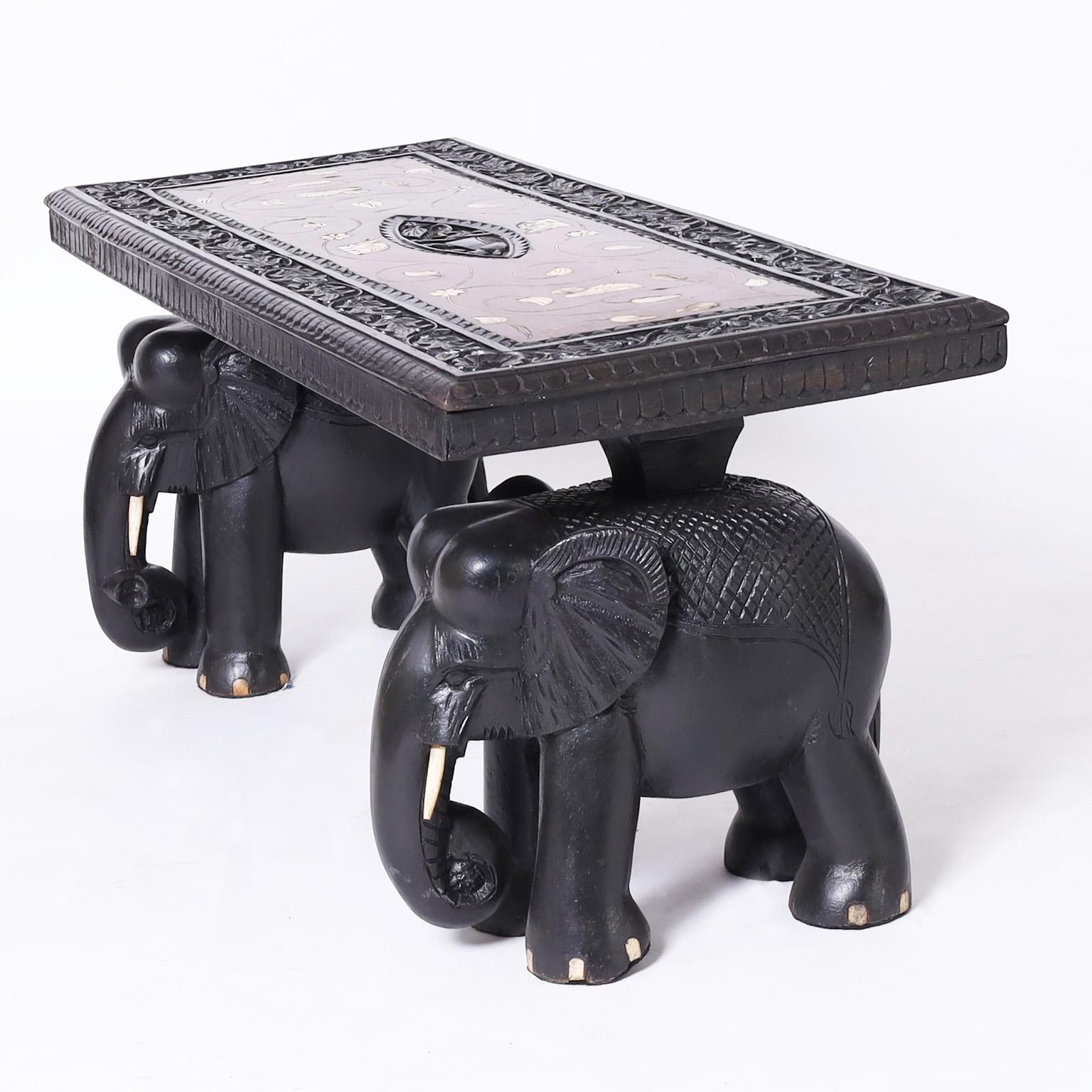 Paire de tables anglo-indiennes anciennes incrustées d'éléphants en vente 2