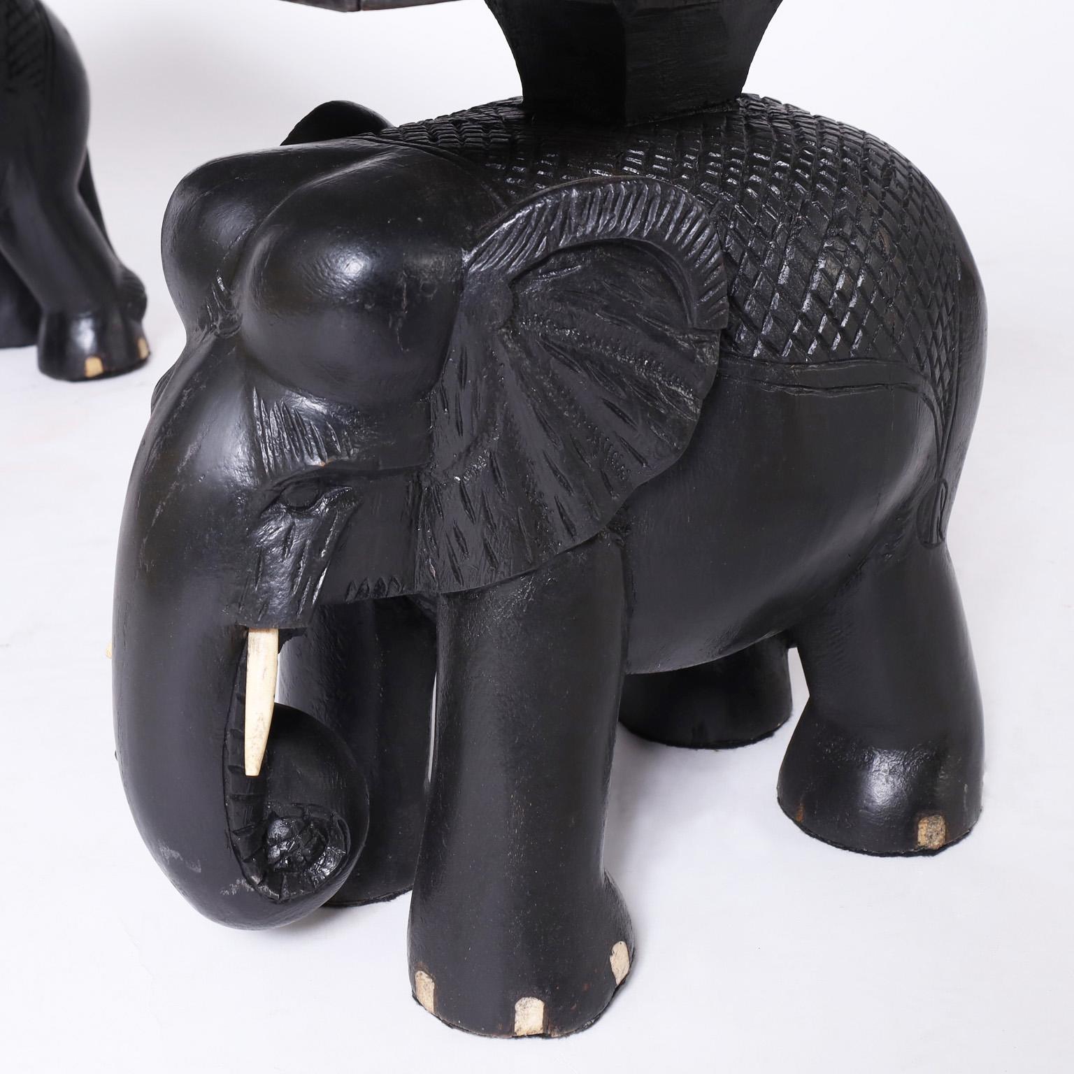 Paire de tables anglo-indiennes anciennes incrustées d'éléphants en vente 3