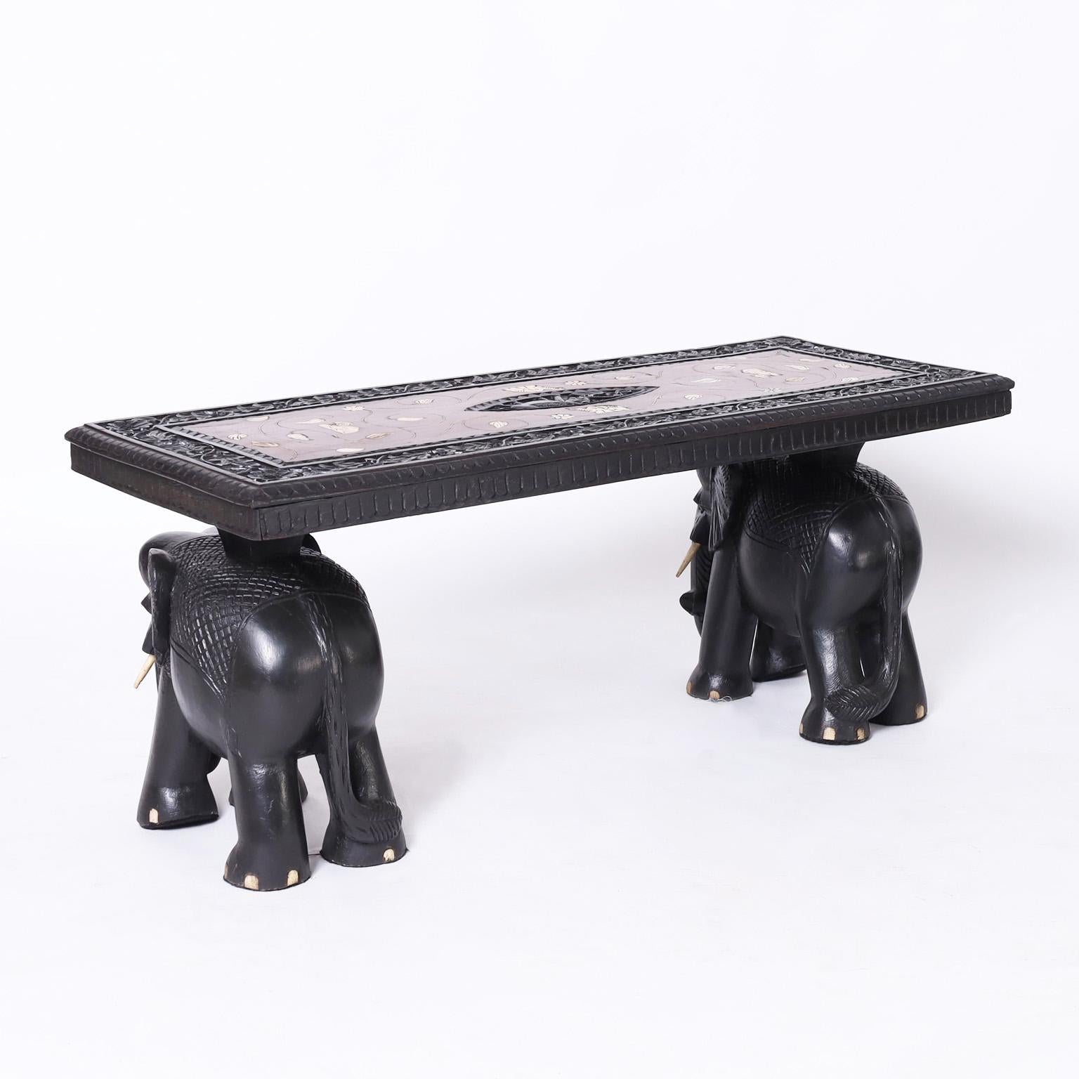 Sculpté Paire de tables anglo-indiennes anciennes incrustées d'éléphants en vente