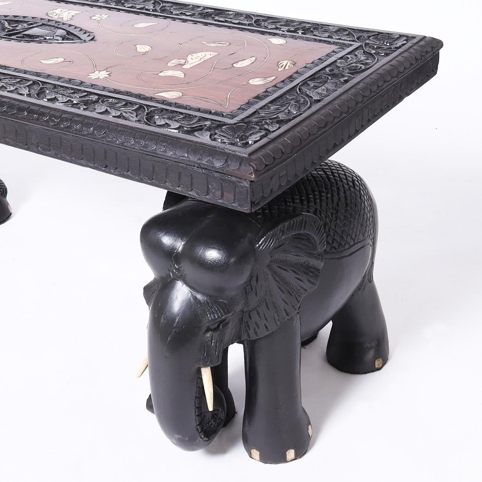 Paire de tables anglo-indiennes anciennes incrustées d'éléphants en vente 1
