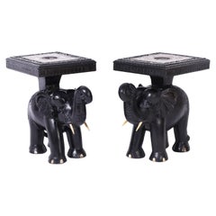 Paire de tables ou de supports d'éléphants anglo-indiens anciens en teck sculpté et ébénisé