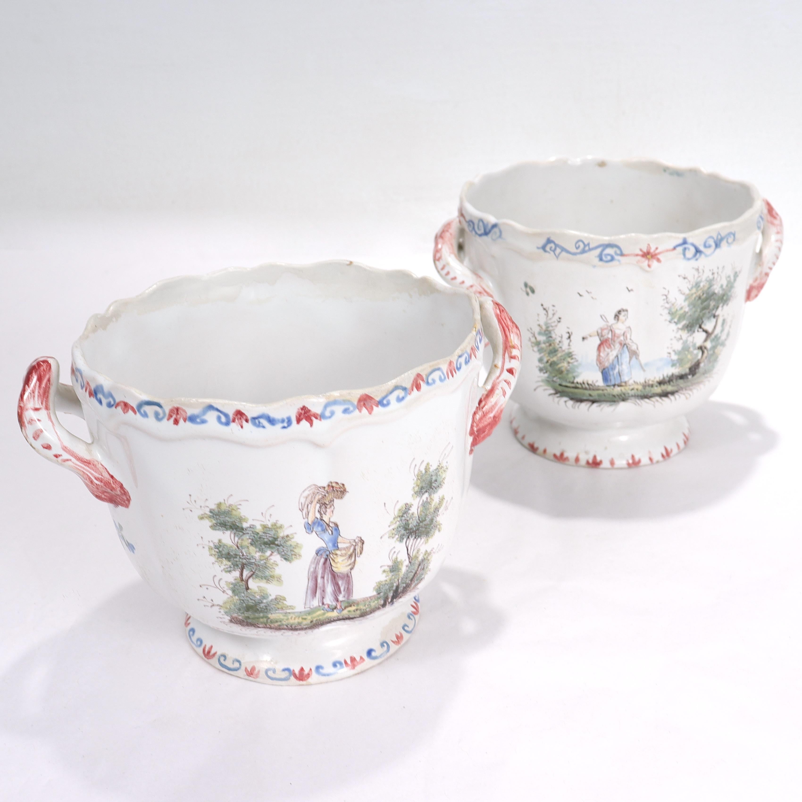 Coppia di antiche cachepot o jardinieres in ceramica di faience francese di Aprey in vendita 4