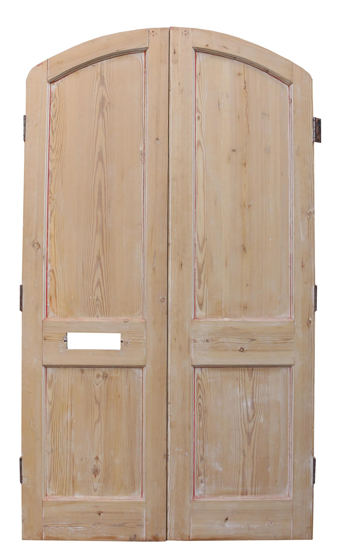 Pair of antique arched pine exterior doors
Height 204.5 cm (maximum) 183 cm (to the shoulder), weight 44 kg.