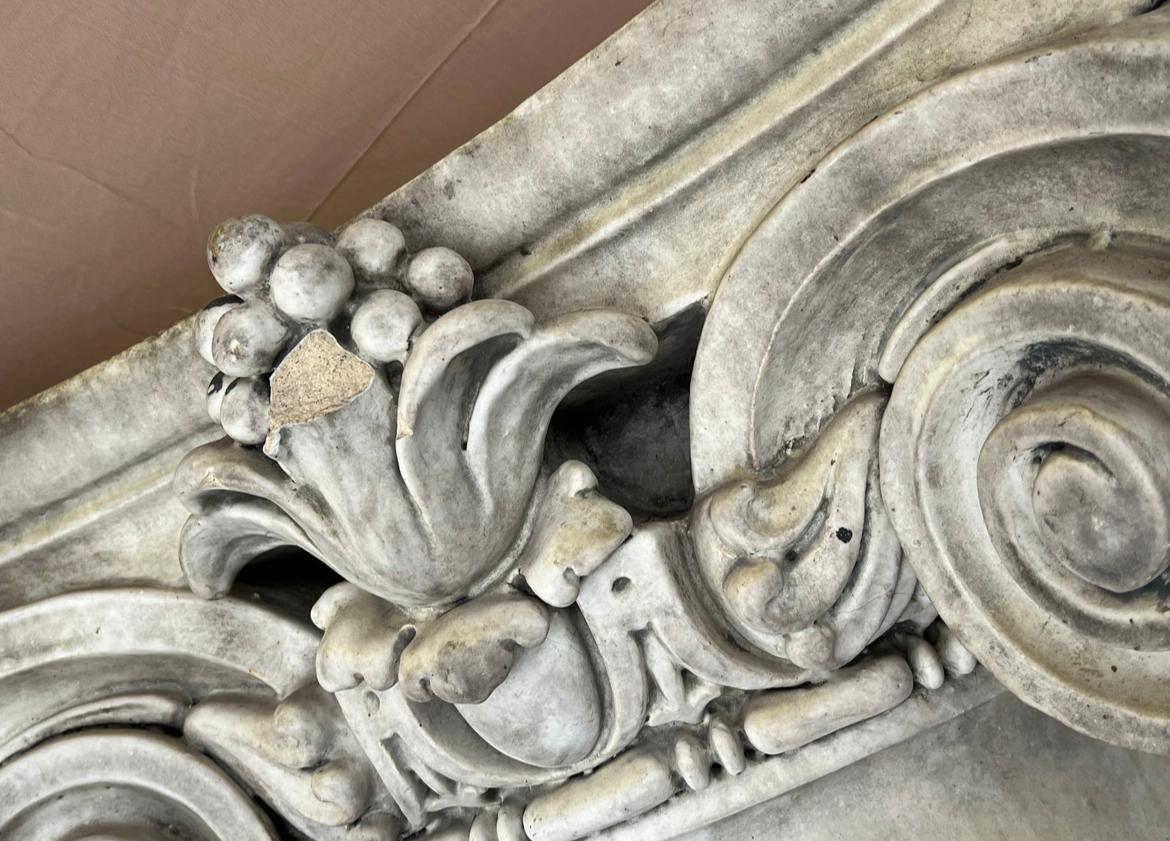 Coppia di grandi capitelli di colonne in terracotta smaltata provenienti da un edificio di New York, circa 1890. 