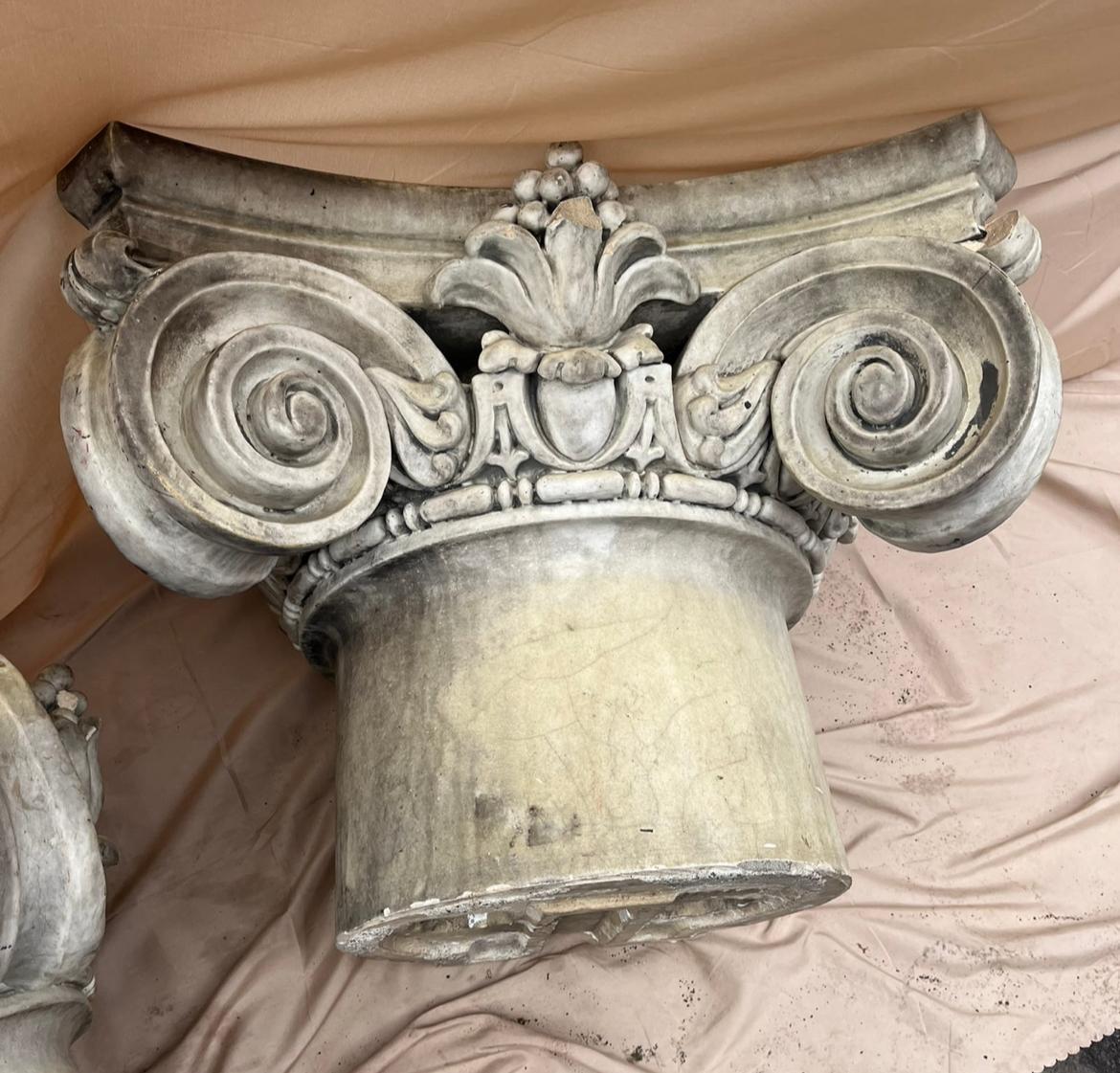 Smaltato Coppia di capitelli di colonne architettoniche antiche in vendita