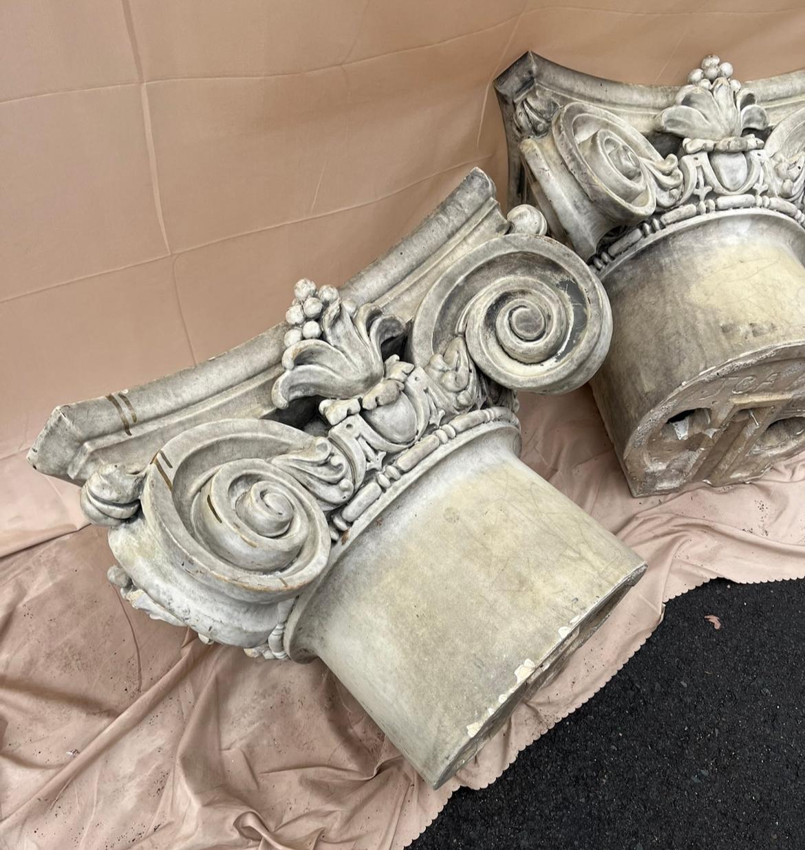 Coppia di capitelli di colonne architettoniche antiche In condizioni buone in vendita a Doylestown, PA