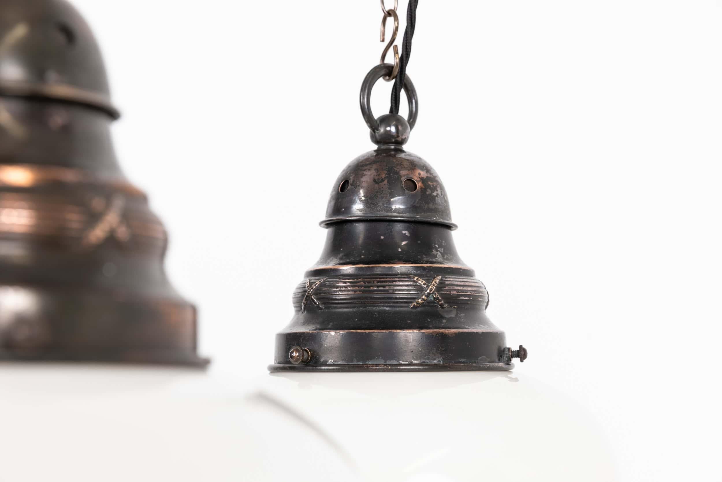 Pressé Paire de lampes suspendues en verre opalin ASEA 'Viktoria', C.C 1920. en vente