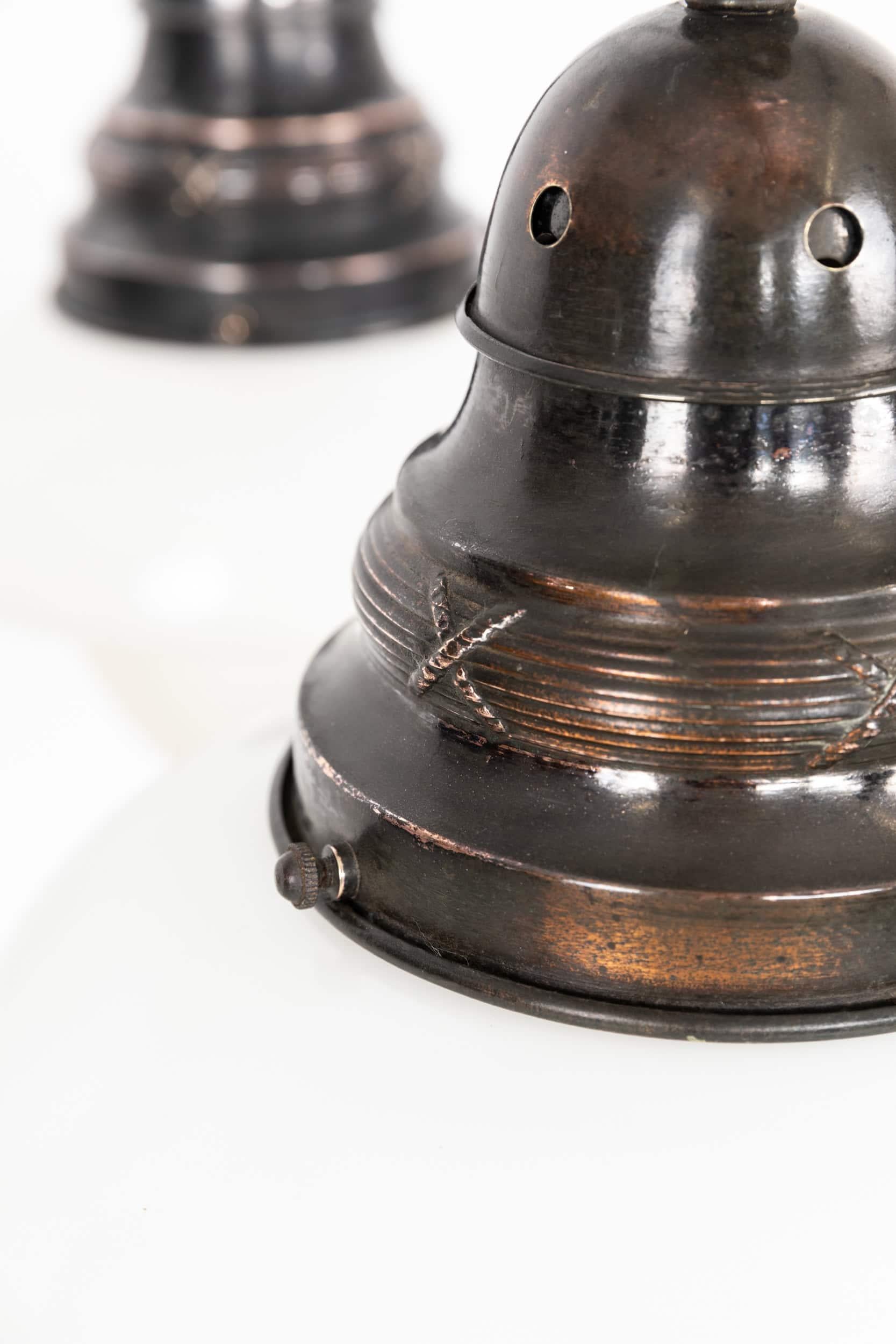 Paire de lampes suspendues en verre opalin ASEA 'Viktoria', C.C 1920. État moyen - En vente à London, GB