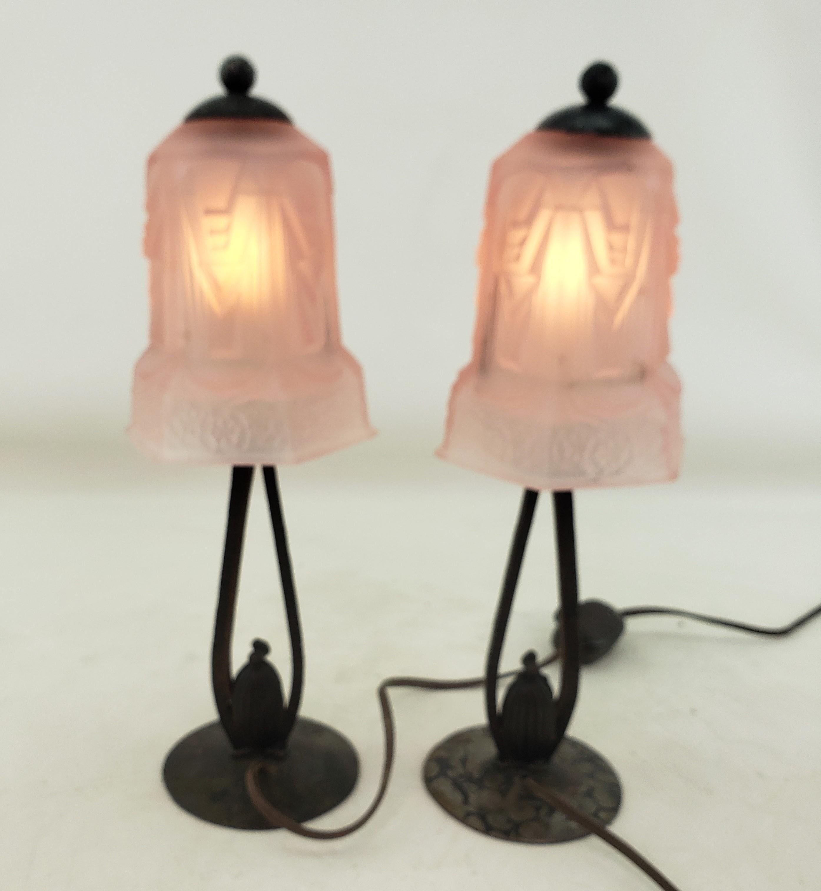 Paar antike Art-Déco- Bourdoir- oder Tischlampen mit mattierten rosa Glasschirmen, Art déco im Angebot 3