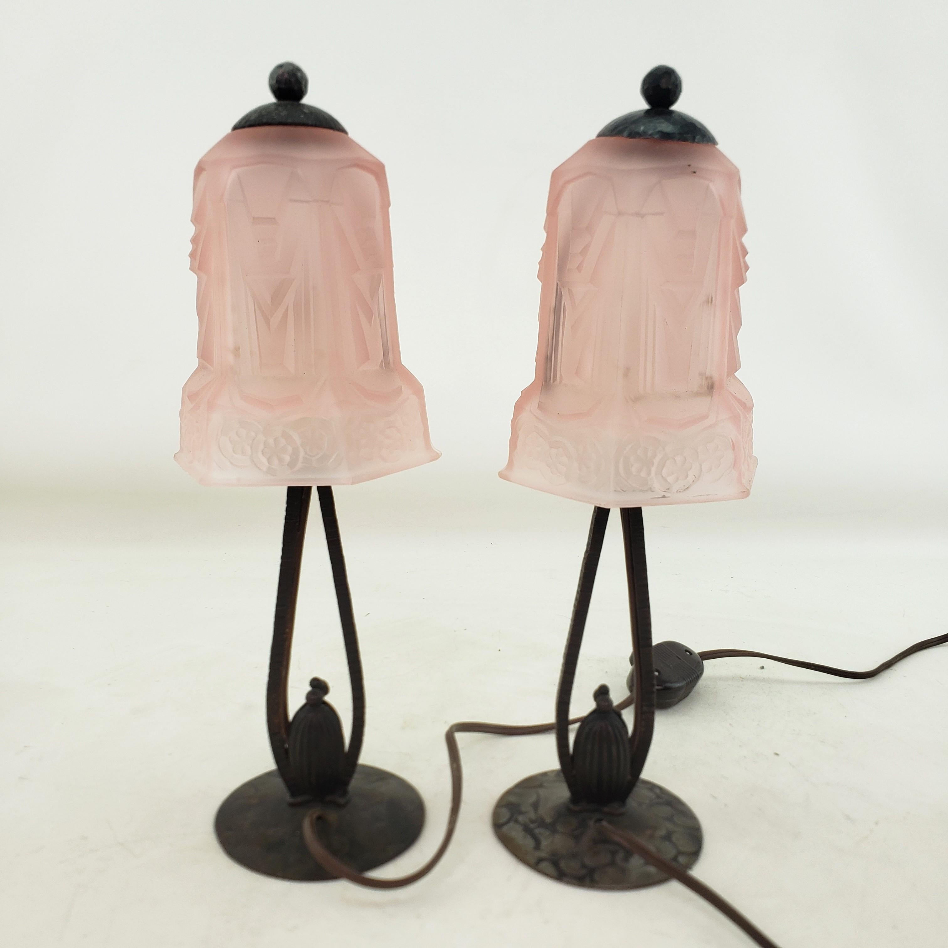 Paar antike Art-Déco- Bourdoir- oder Tischlampen mit mattierten rosa Glasschirmen, Art déco im Angebot 4