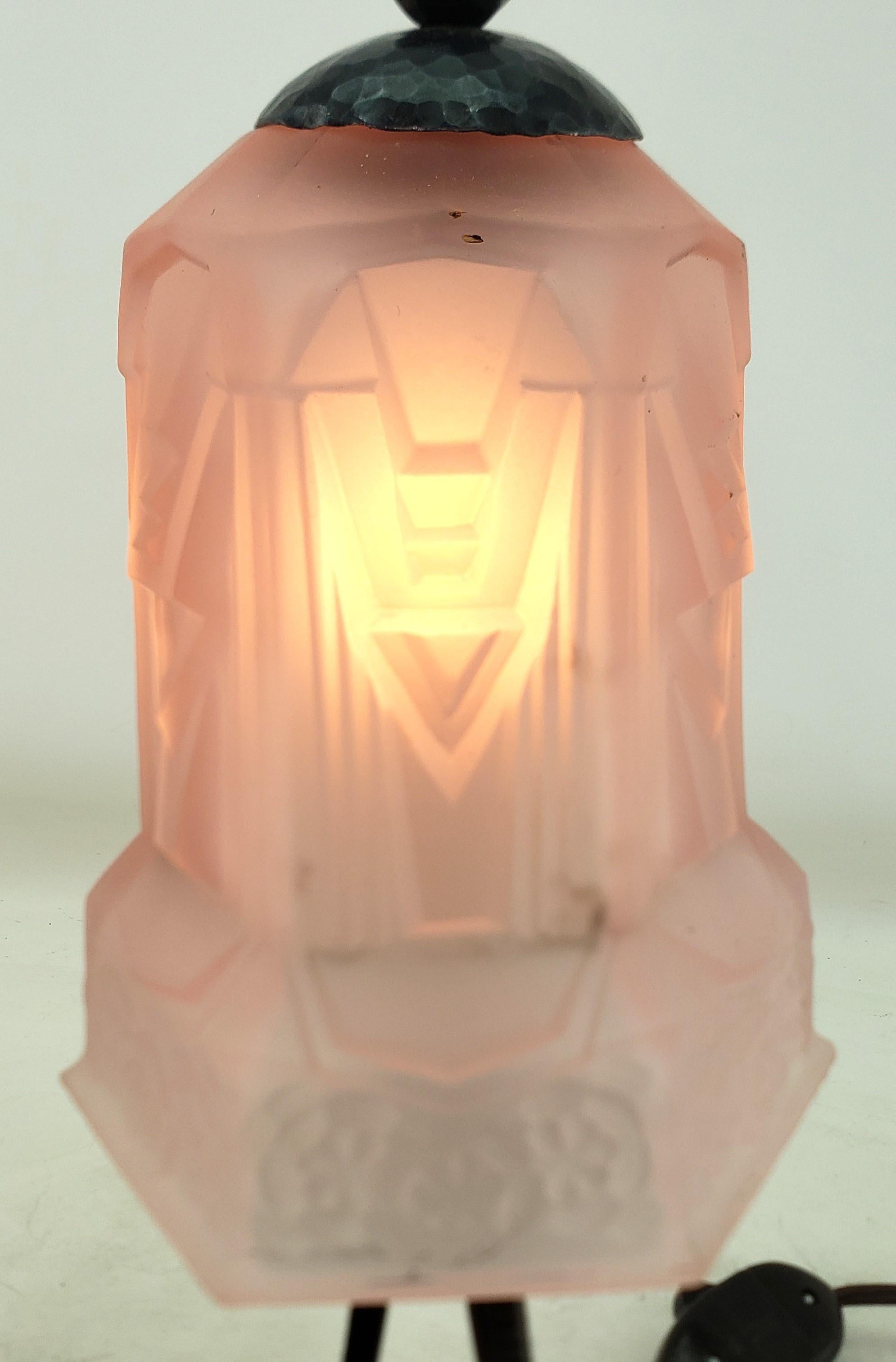 Paar antike Art-Déco- Bourdoir- oder Tischlampen mit mattierten rosa Glasschirmen, Art déco im Angebot 7
