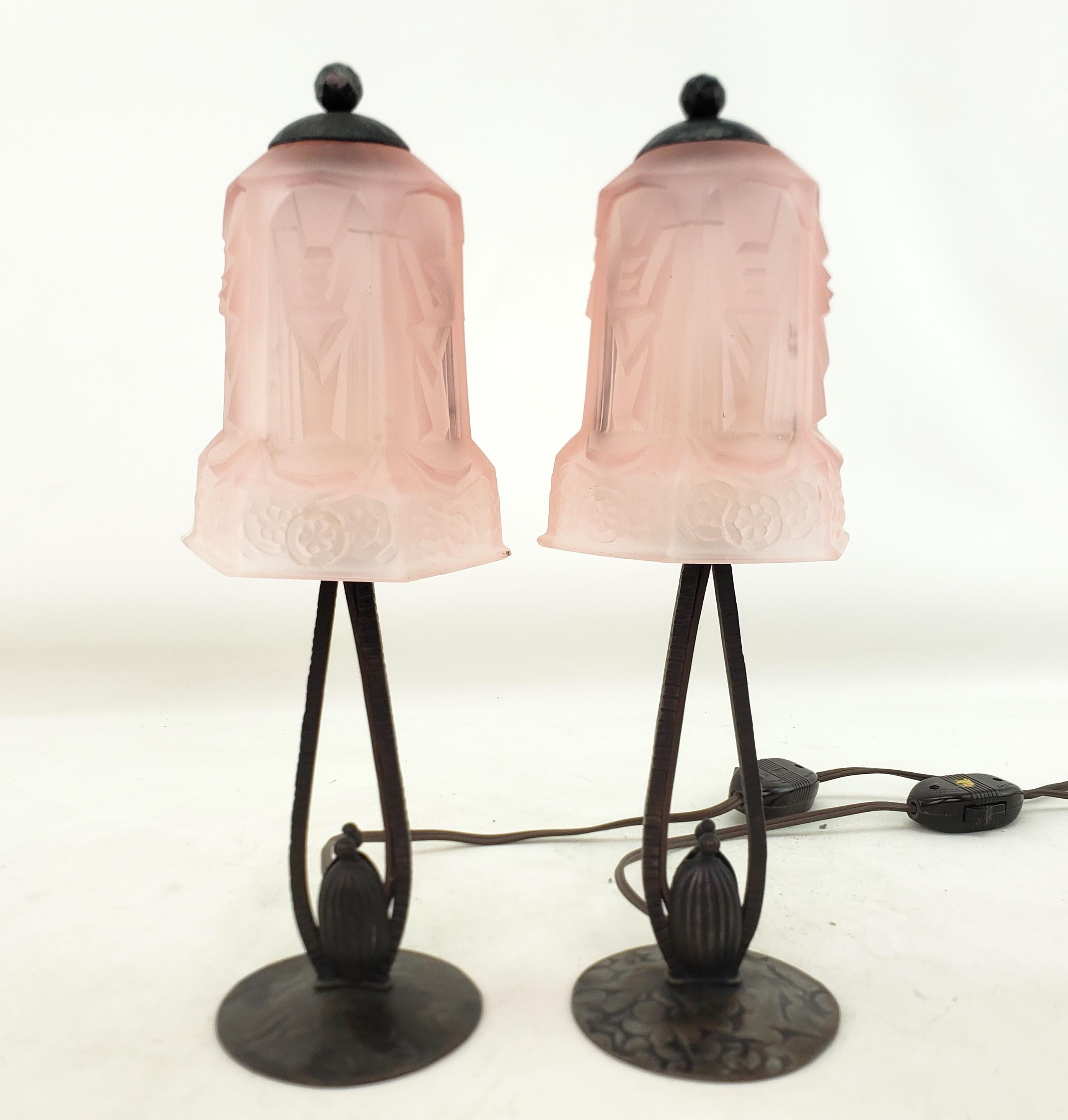 Paar antike Art-Déco- Bourdoir- oder Tischlampen mit mattierten rosa Glasschirmen, Art déco (Französisch) im Angebot