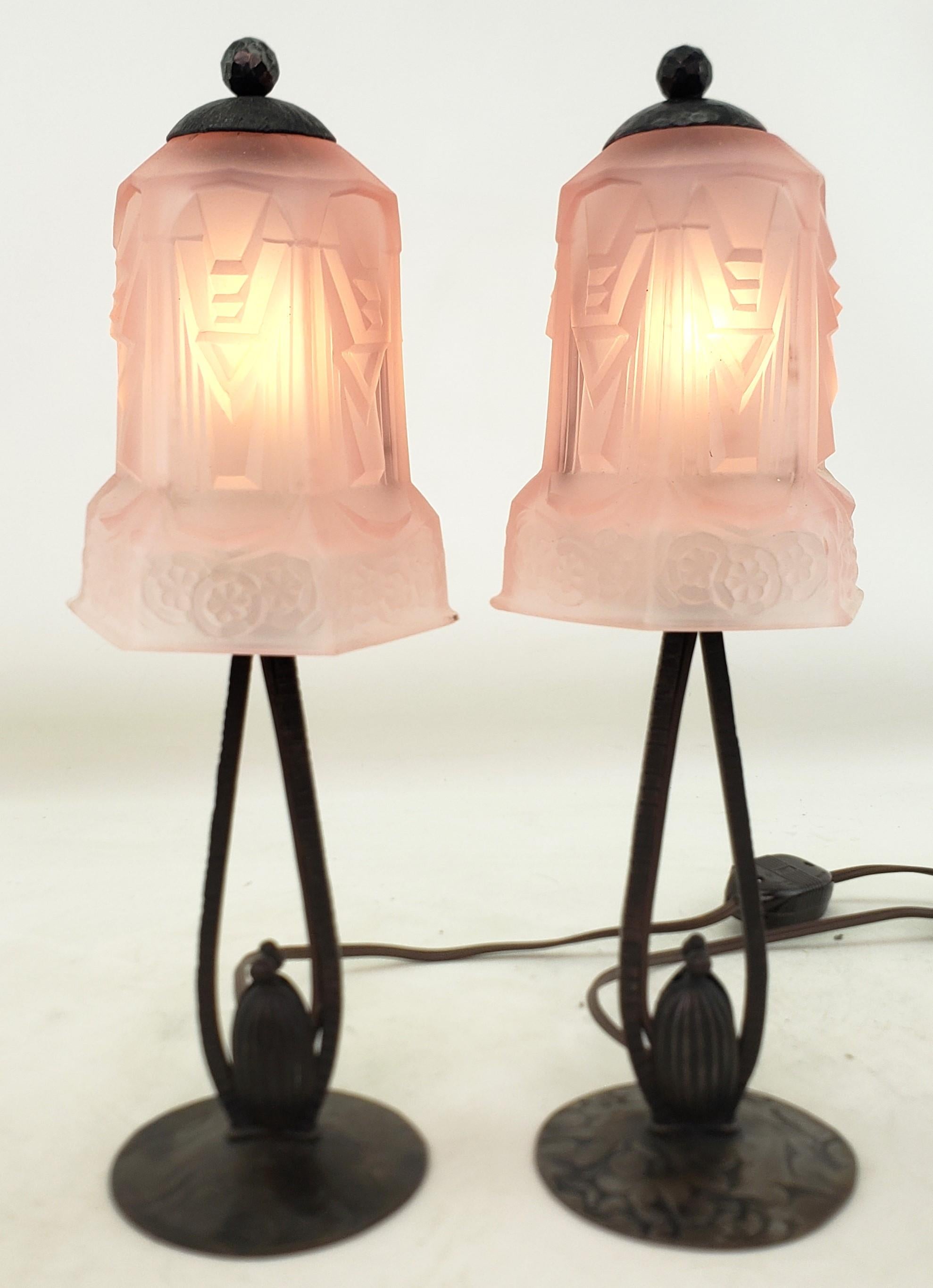 Paar antike Art-Déco- Bourdoir- oder Tischlampen mit mattierten rosa Glasschirmen, Art déco (Maschinell gefertigt) im Angebot