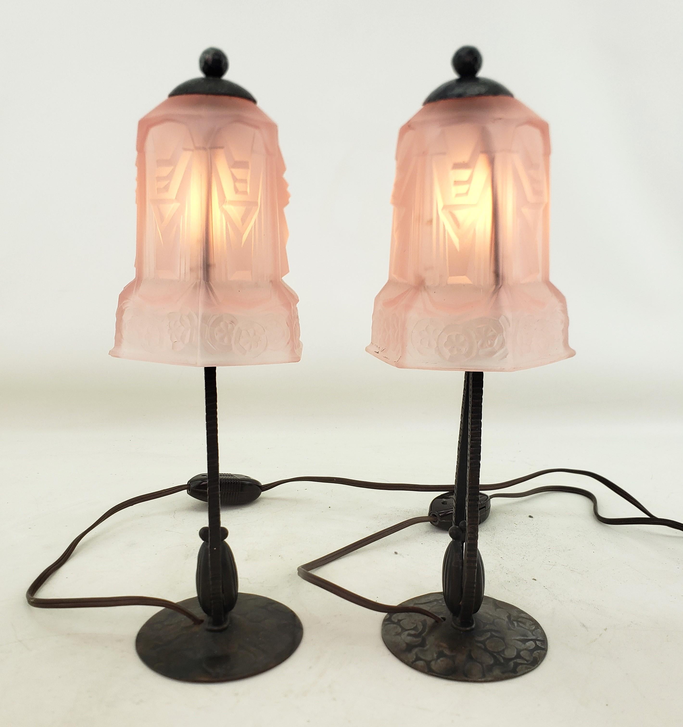 Paar antike Art-Déco- Bourdoir- oder Tischlampen mit mattierten rosa Glasschirmen, Art déco (20. Jahrhundert) im Angebot