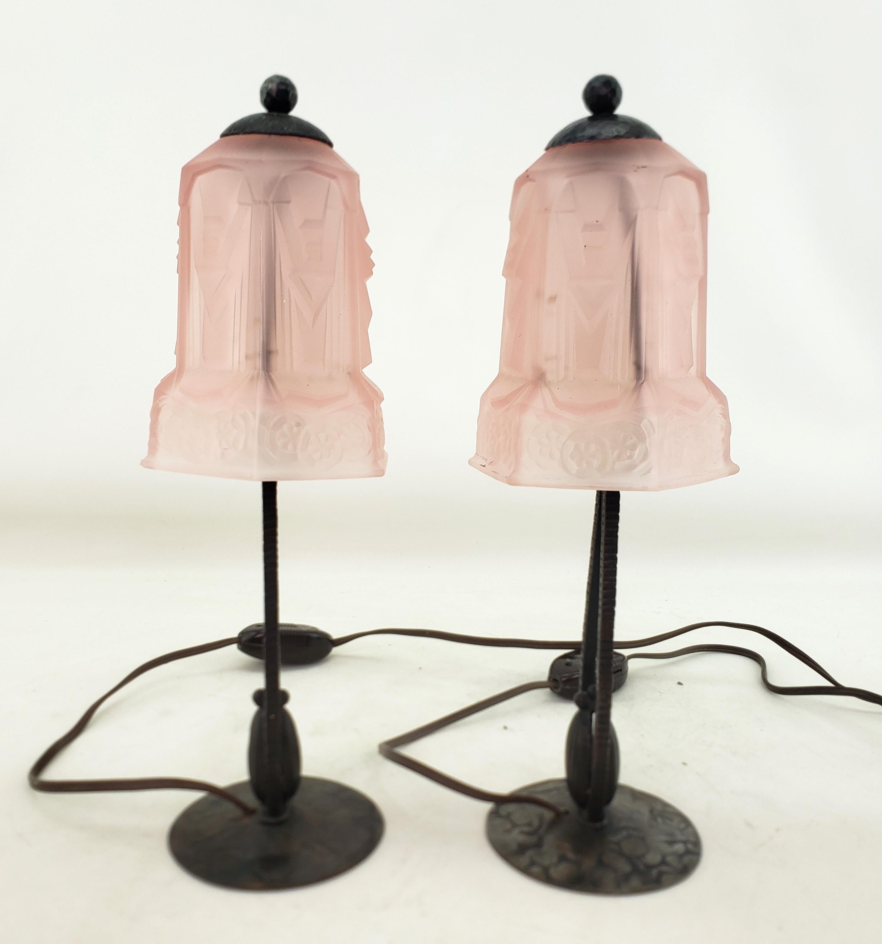 Paar antike Art-Déco- Bourdoir- oder Tischlampen mit mattierten rosa Glasschirmen, Art déco (Stahl) im Angebot