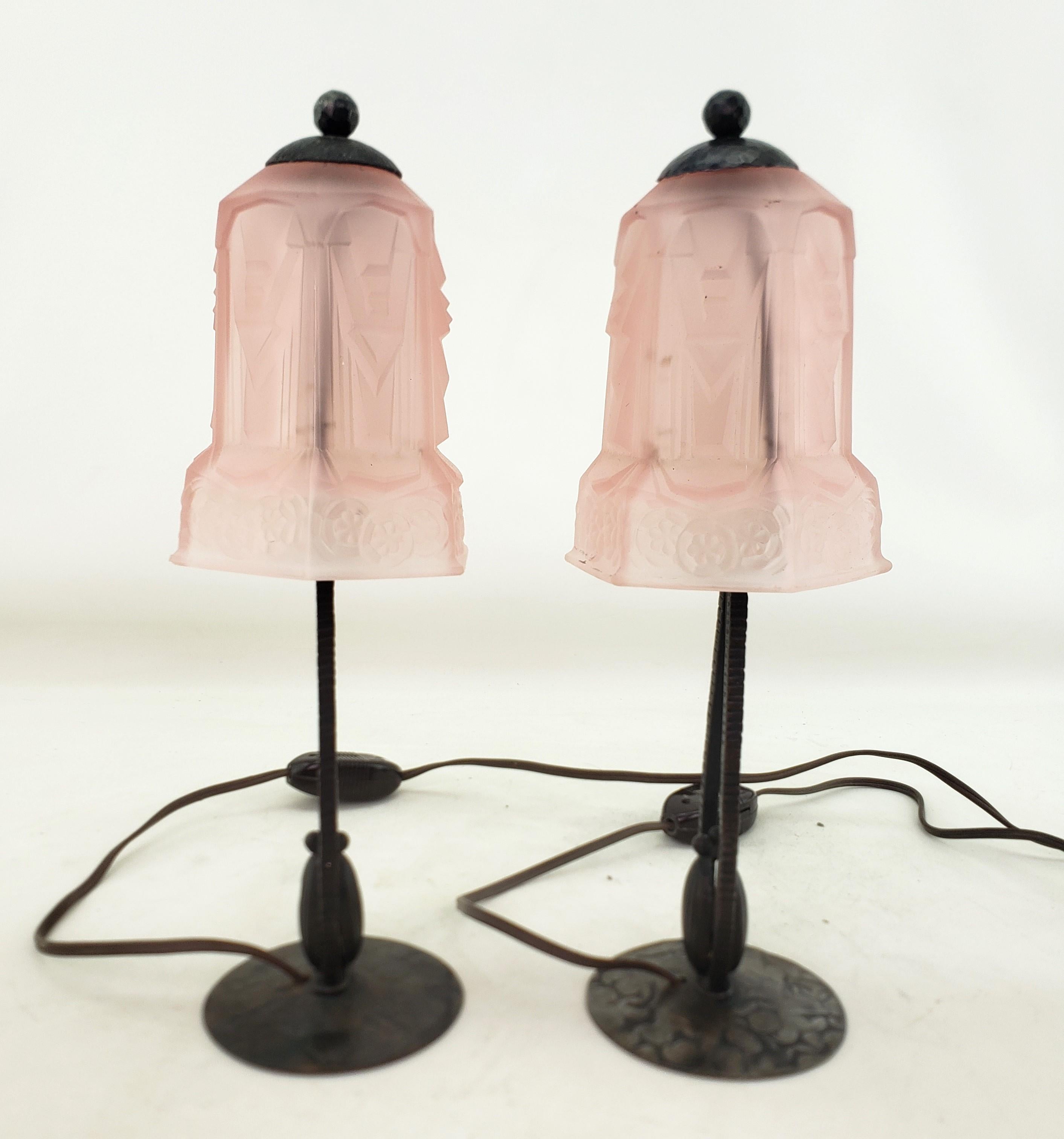 20ième siècle Paire de lampes de Bourdoir ou de table Art Déco anciennes avec abat-jour en verre rose dépoli en vente