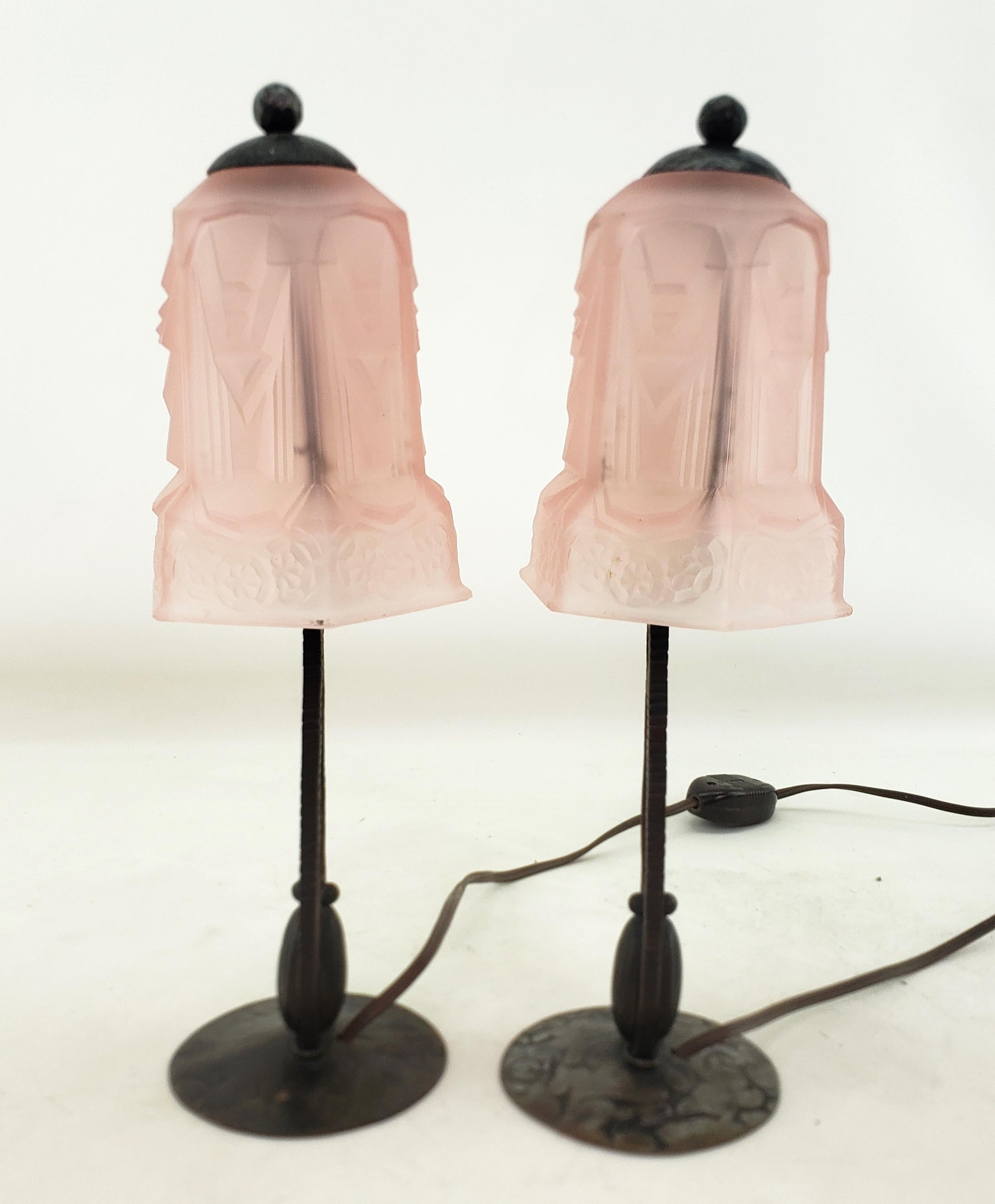 Paar antike Art-Déco- Bourdoir- oder Tischlampen mit mattierten rosa Glasschirmen, Art déco im Angebot 1