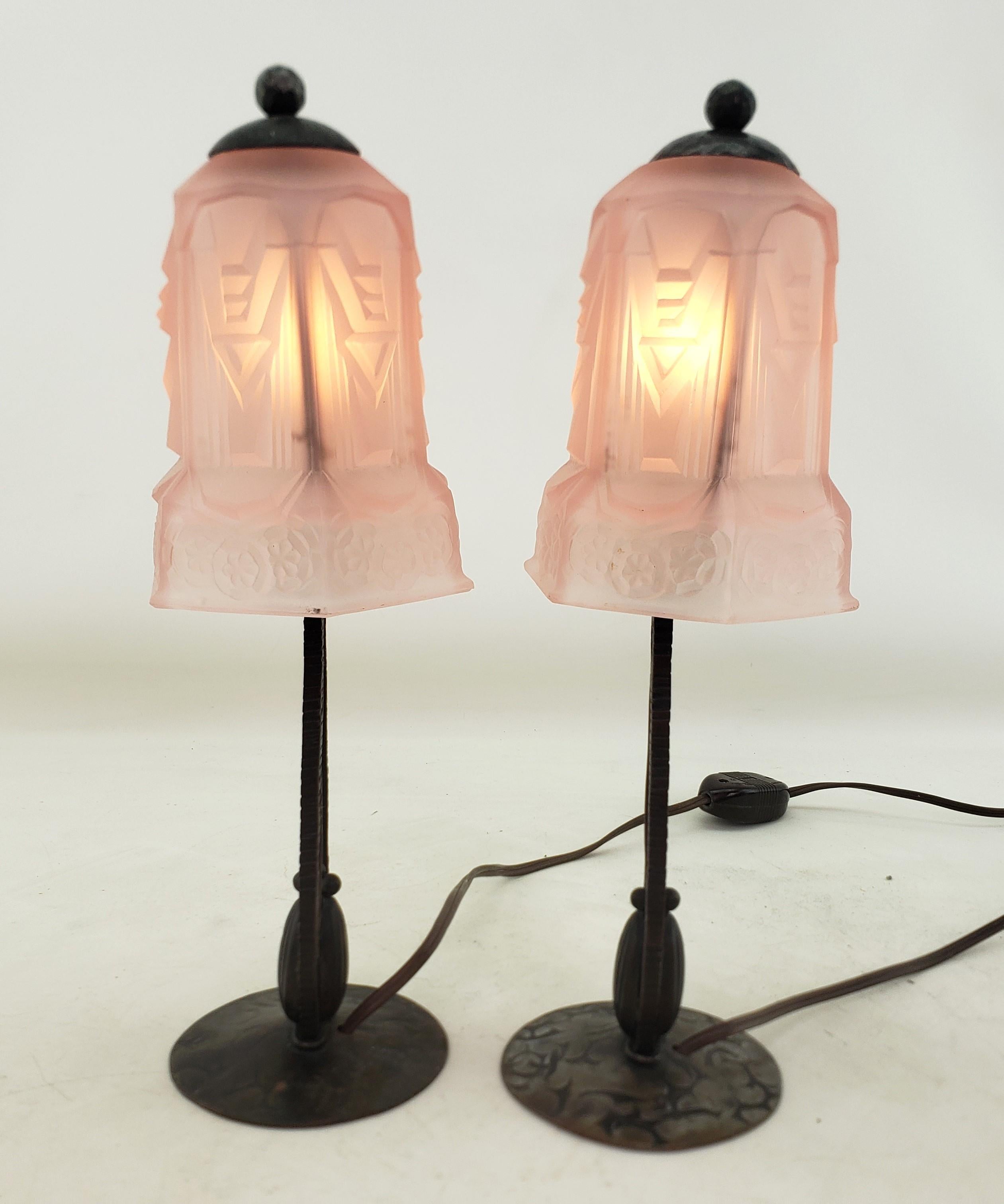 Paar antike Art-Déco- Bourdoir- oder Tischlampen mit mattierten rosa Glasschirmen, Art déco im Angebot 2