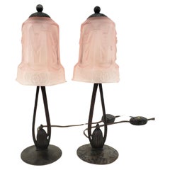 Paar antike Art-Déco- Bourdoir- oder Tischlampen mit mattierten rosa Glasschirmen, Art déco