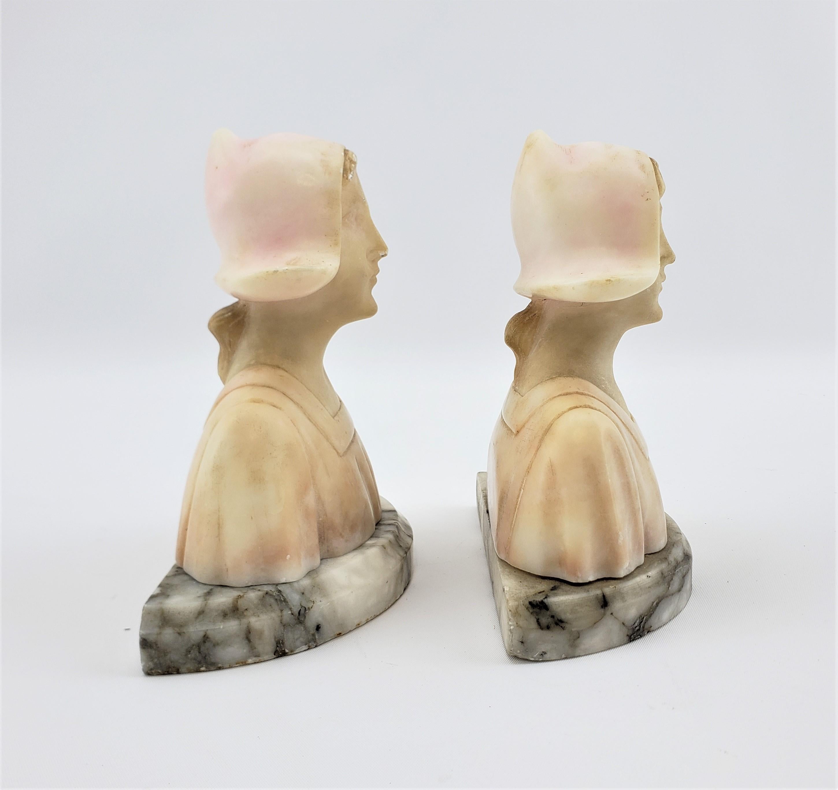 Paar antike Art-Déco-Buchstützen aus geschnitztem Alabaster mit figürlichen Jungfrauenbüsten (Art déco) im Angebot