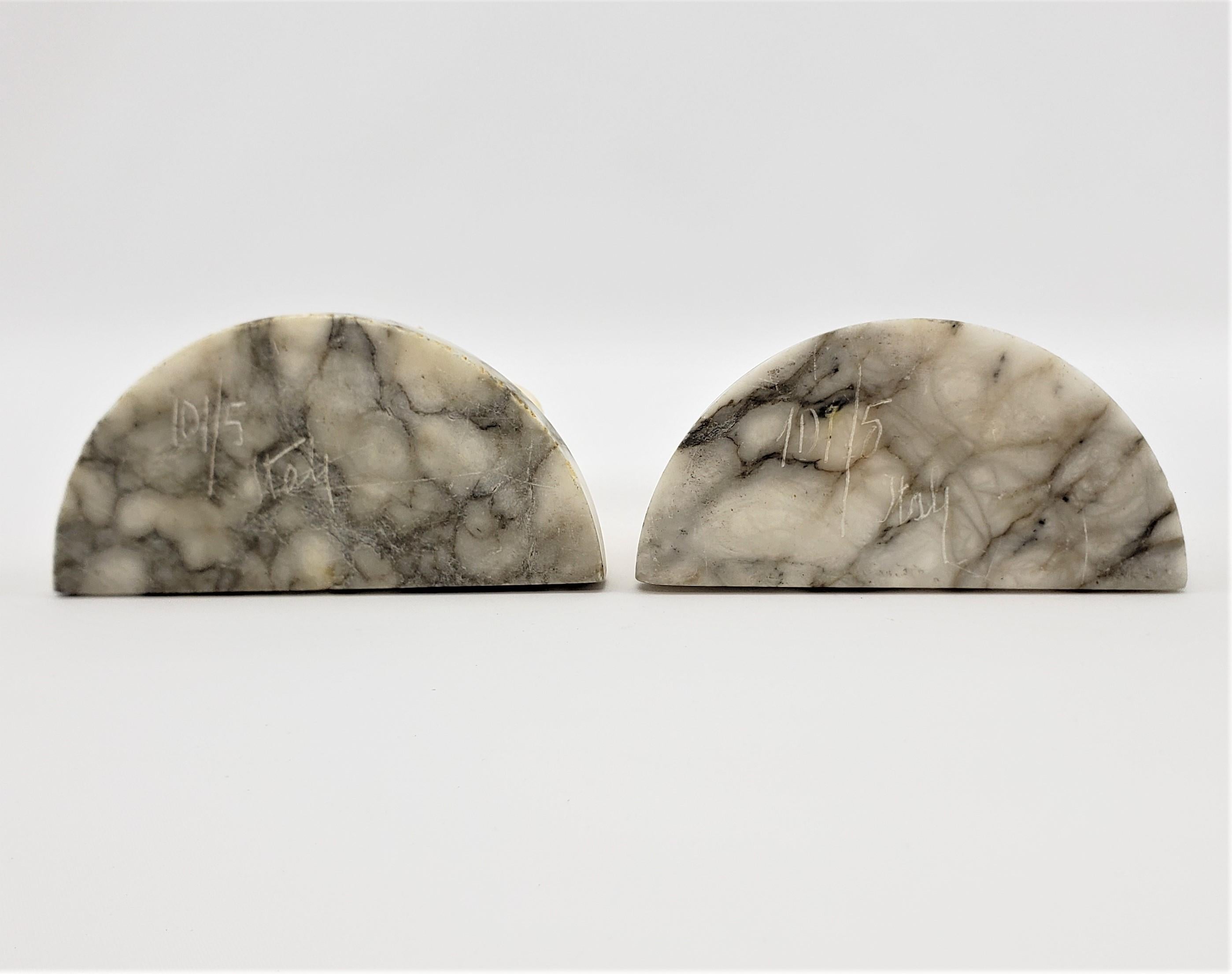 Paar antike Art-Déco-Buchstützen aus geschnitztem Alabaster mit figürlichen Jungfrauenbüsten (20. Jahrhundert) im Angebot