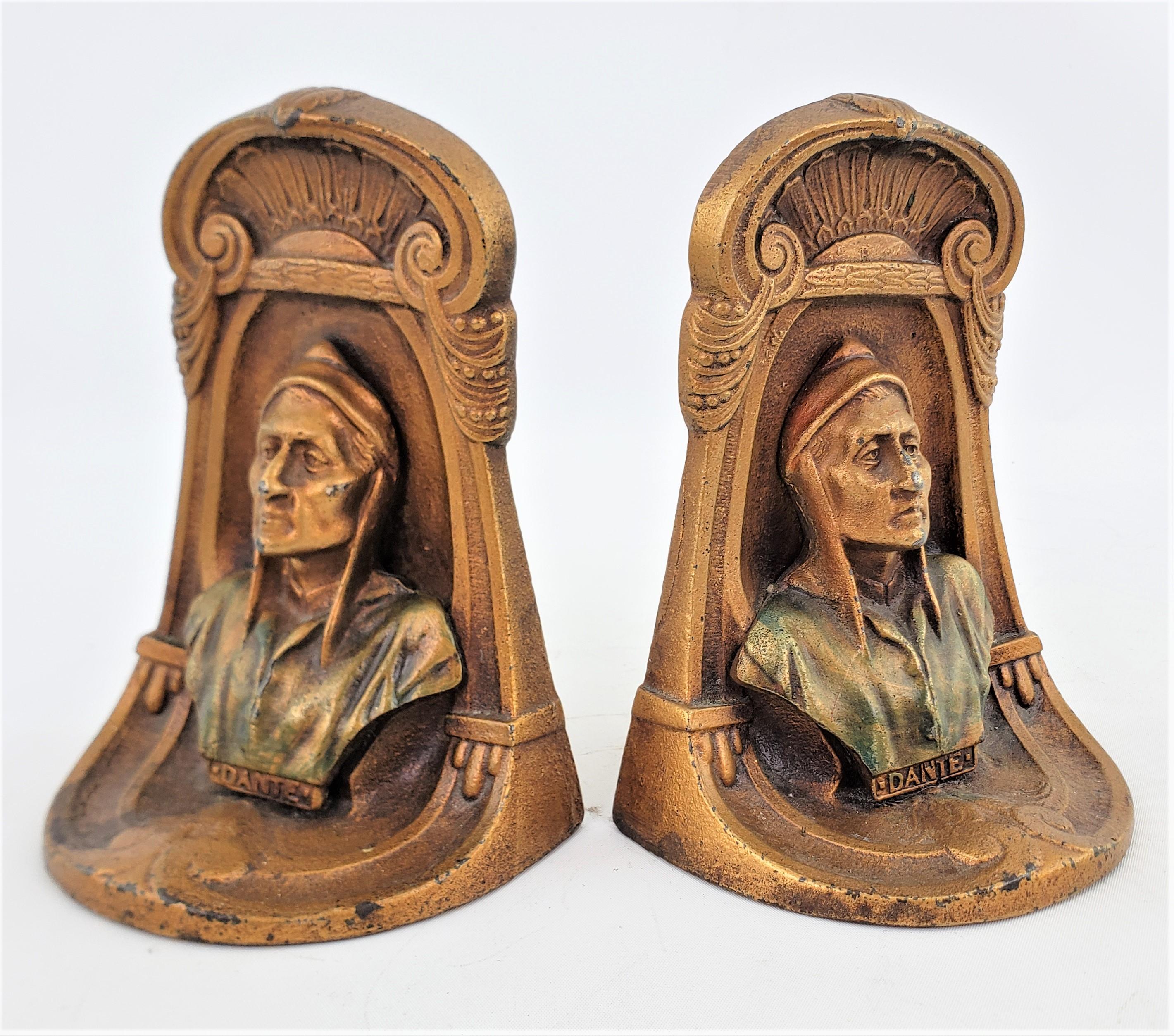 Paar antike Art-Déco-Buchstützen aus gegossenem Metall und kalt bemaltem Dante Alighieri (Art déco) im Angebot