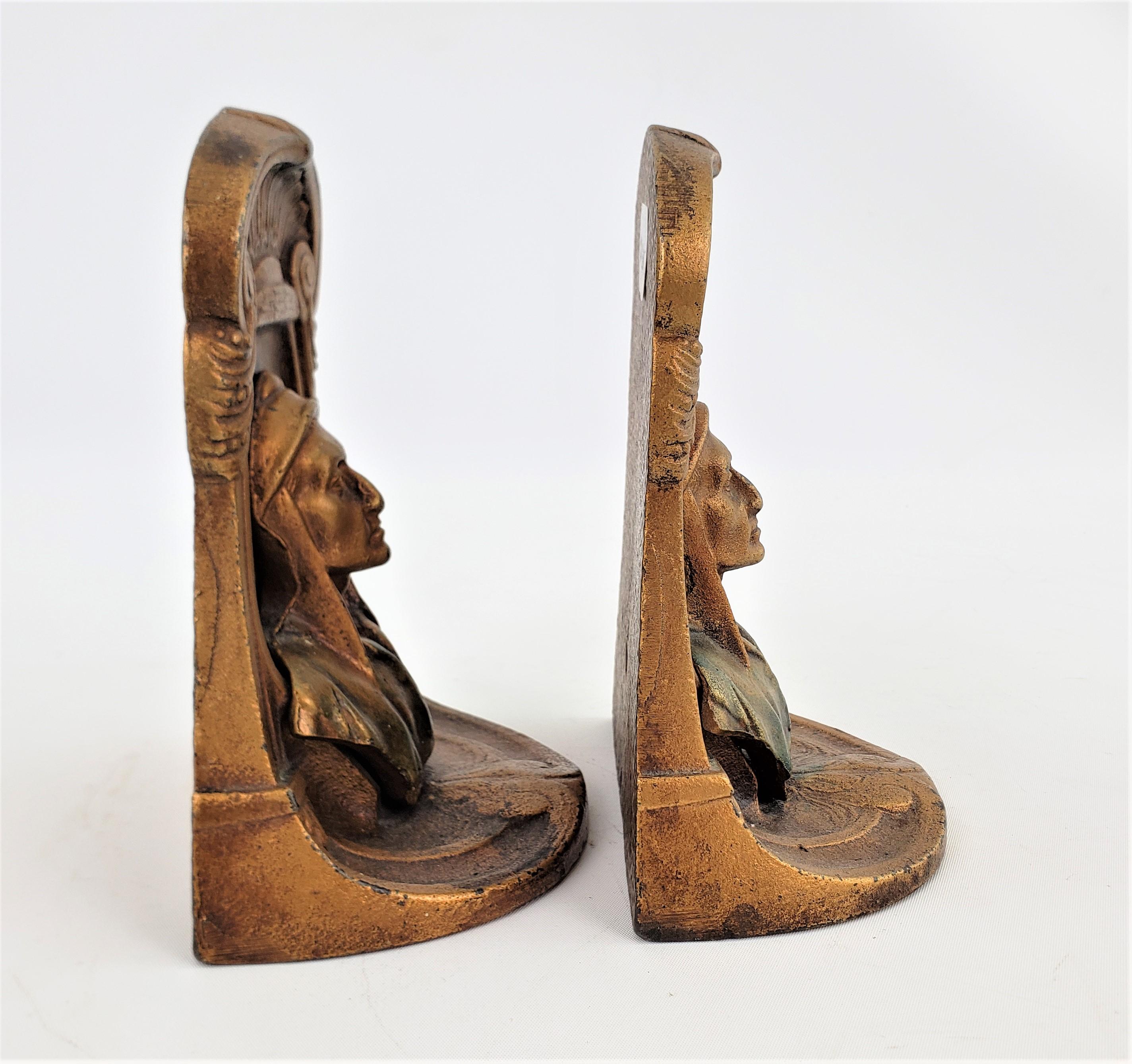 Paar antike Art-Déco-Buchstützen aus gegossenem Metall und kalt bemaltem Dante Alighieri (Englisch) im Angebot
