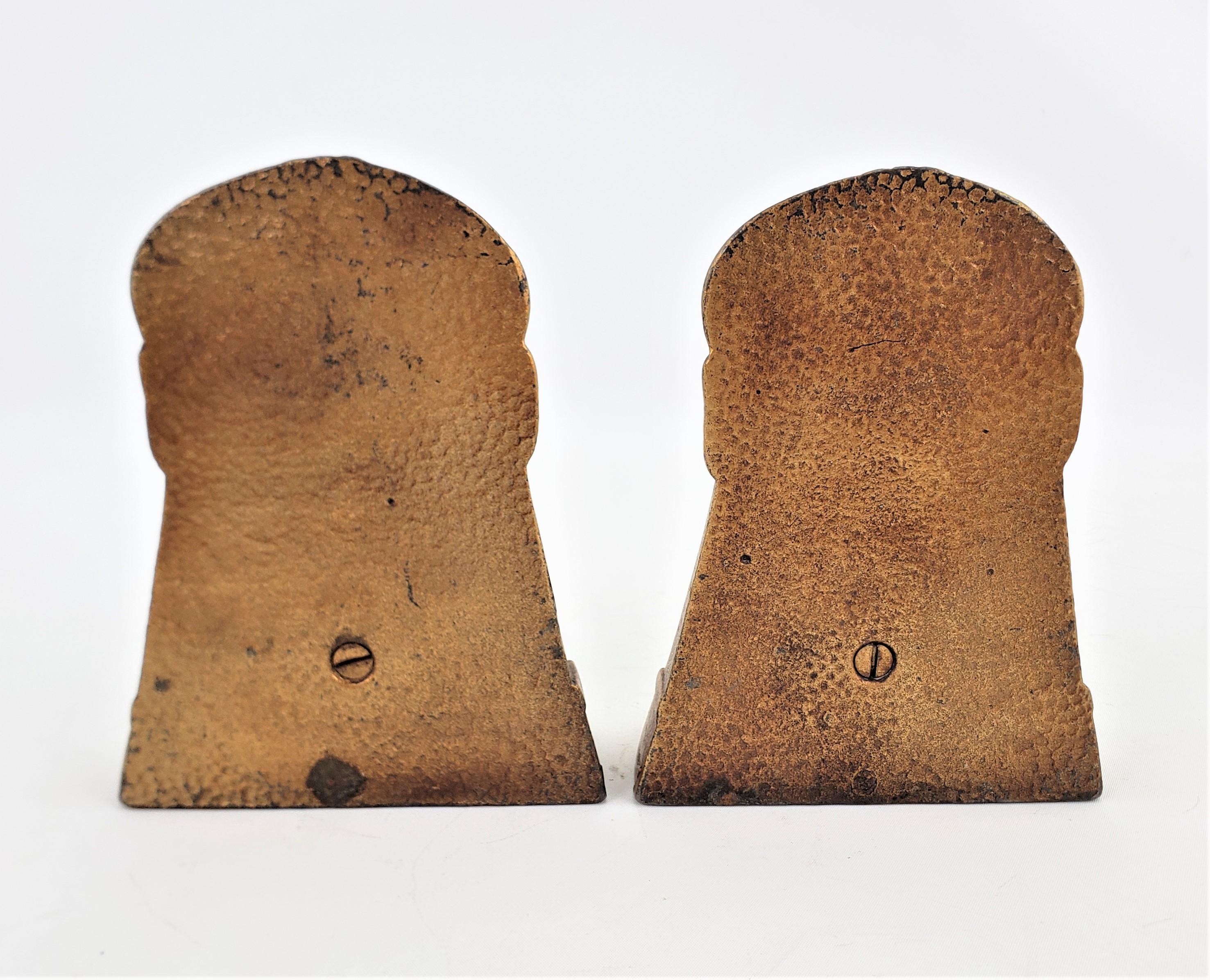 Paar antike Art-Déco-Buchstützen aus gegossenem Metall und kalt bemaltem Dante Alighieri (Gegossen) im Angebot