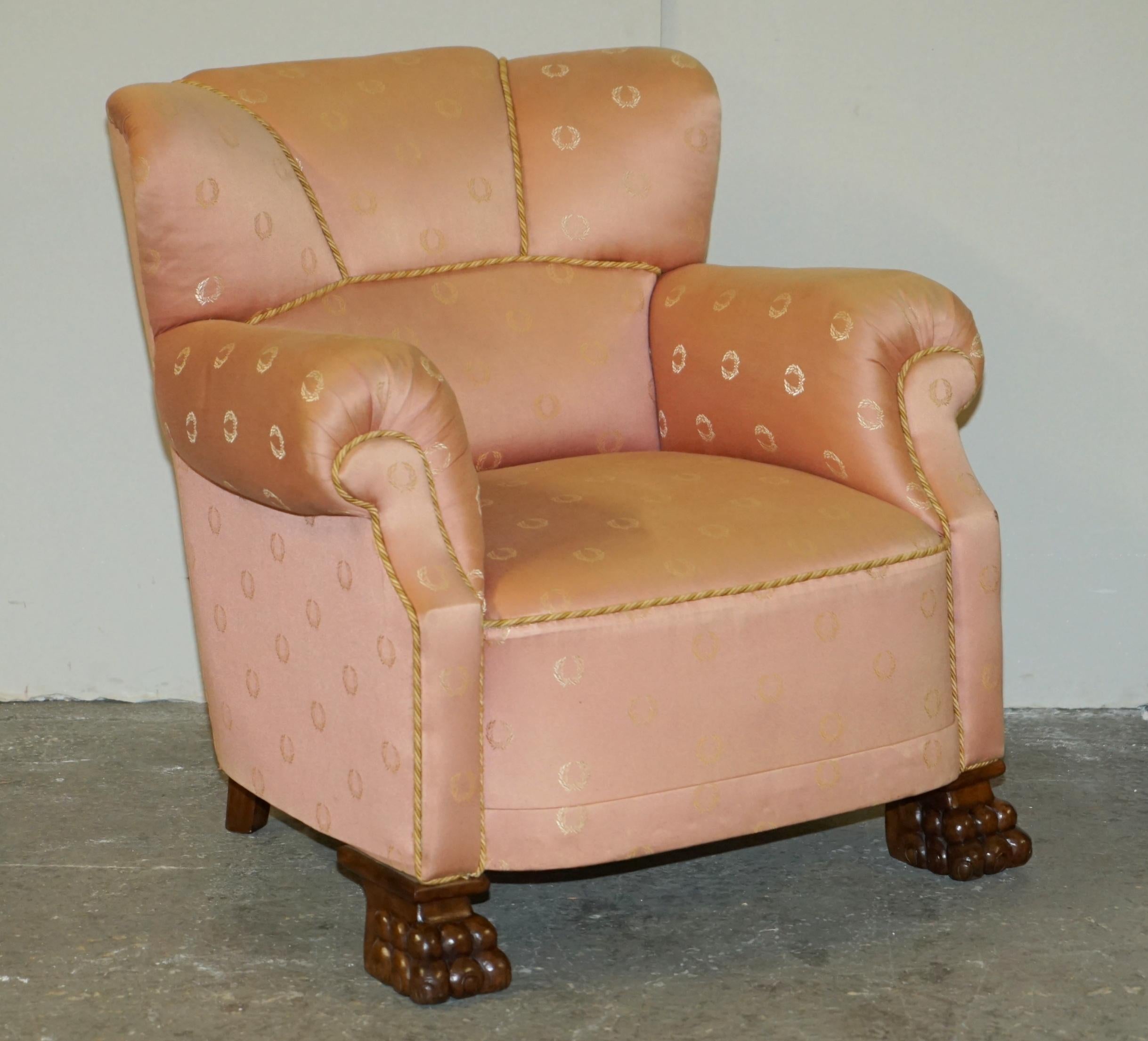 The House Antiques a le plaisir de proposer à la vente cette ravissante paire de fauteuils club Art Deco originaux, tapissés en rose saumon, avec des pieds en patte de lion sculptés à la main. 

Une paire de fauteuils à ressorts hélicoïdaux très