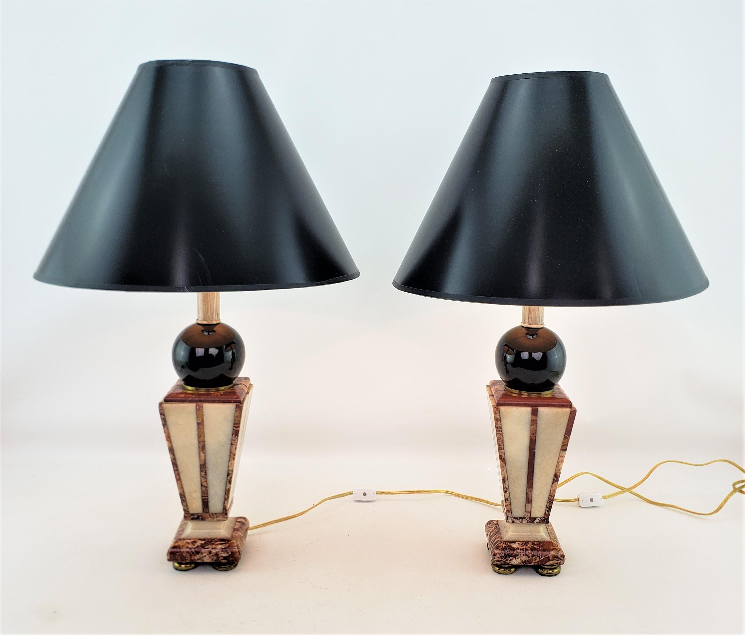 Dieses Paar umgewandelter antiker Tischlampen ist unsigniert, stammt aber vermutlich aus Italien und wurde um 1920 im Art-déco-Stil gefertigt. Die Lampenfüße, die früher Garnituren waren, sind in zwei Farbtönen aus geschnittenem und eingepasstem