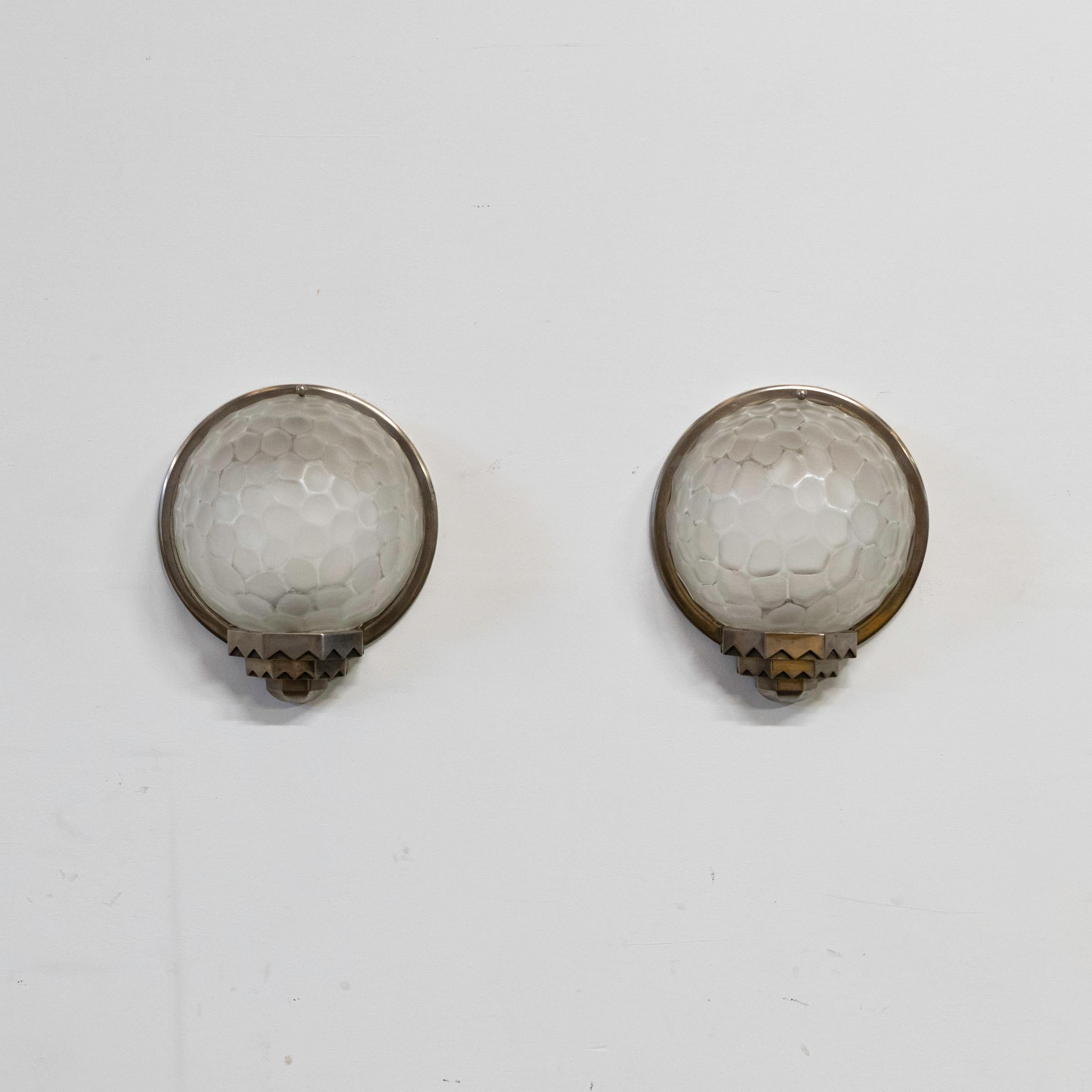 Francese Coppia di lampade da parete in vetro d'epoca Art Déco Genet & Michon in vendita