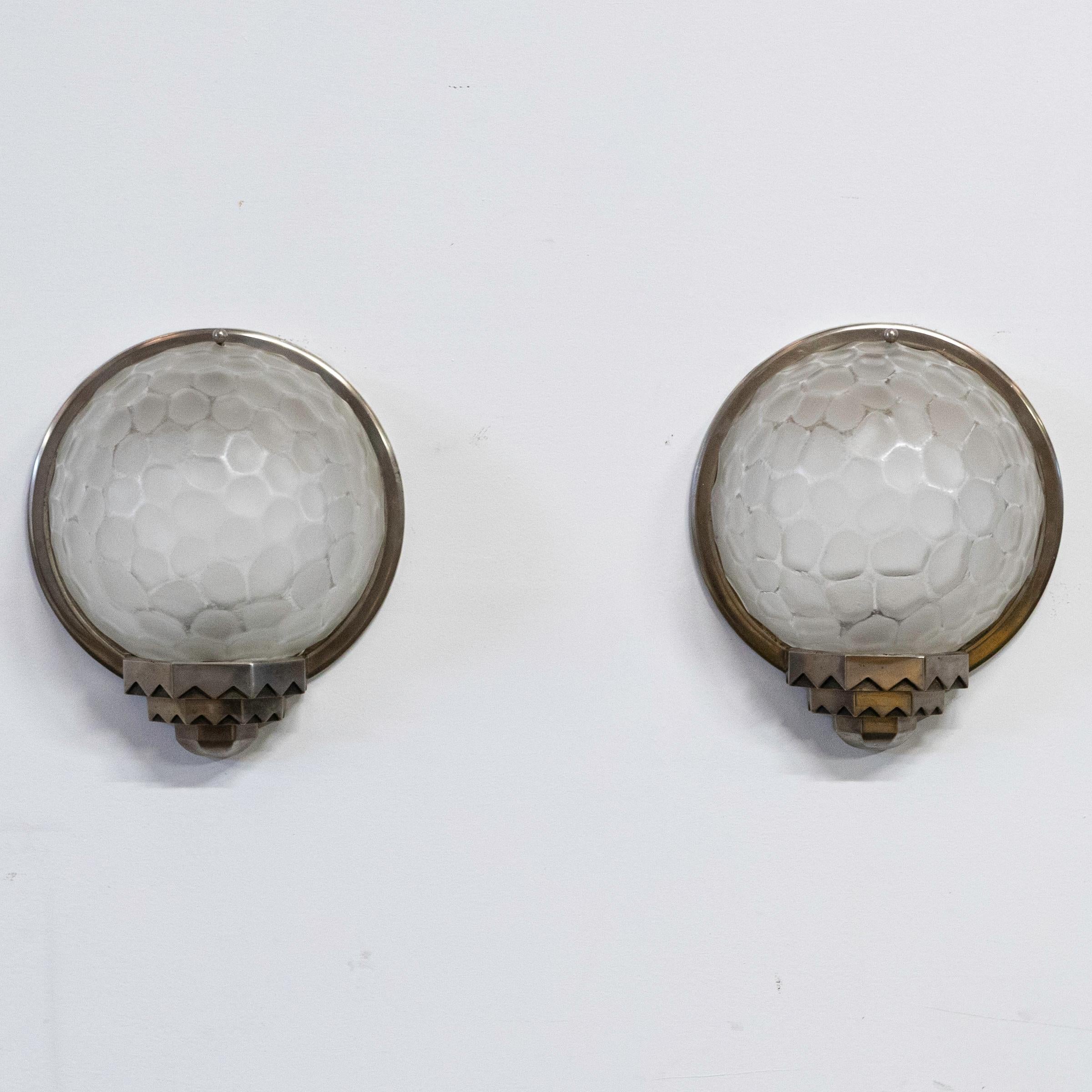 Stampato Coppia di lampade da parete in vetro d'epoca Art Déco Genet & Michon in vendita