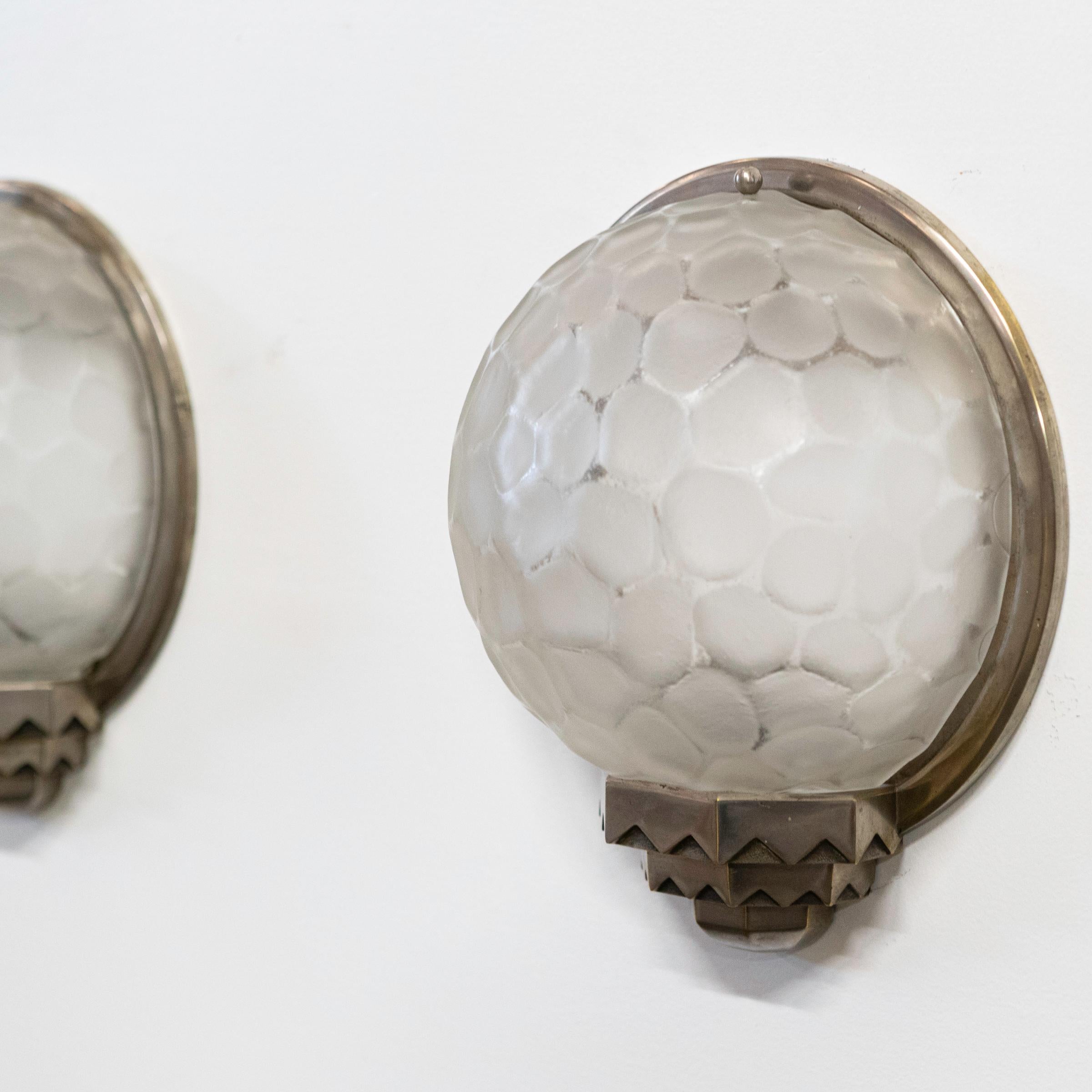 XX secolo Coppia di lampade da parete in vetro d'epoca Art Déco Genet & Michon in vendita