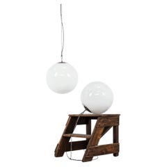 Par de lámparas colgantes antiguas de cristal opalino con forma de globo, estilo Art Déco, hacia 1930