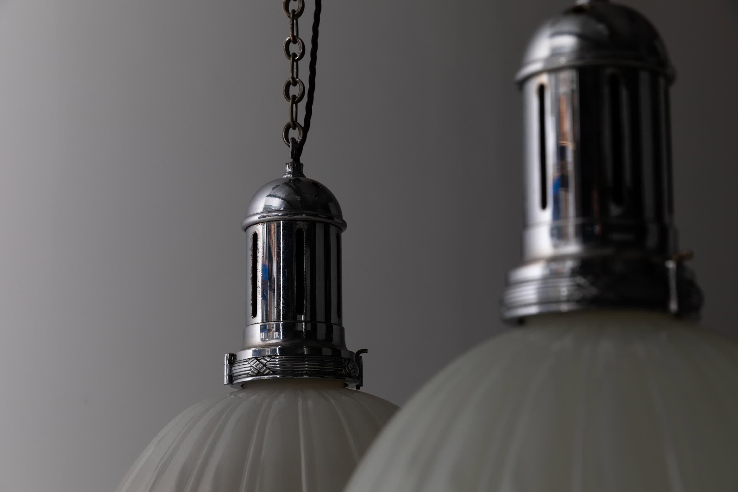 

Paire de lampes suspendues en pierre de lune de Jefferson d'une grande finesse, C.C. 1920.

Verre épais en pierre de lune pressée dans un design cannelé avec des galeries originales allongées en laiton moulé chromé GEC. Le prix correspond à la