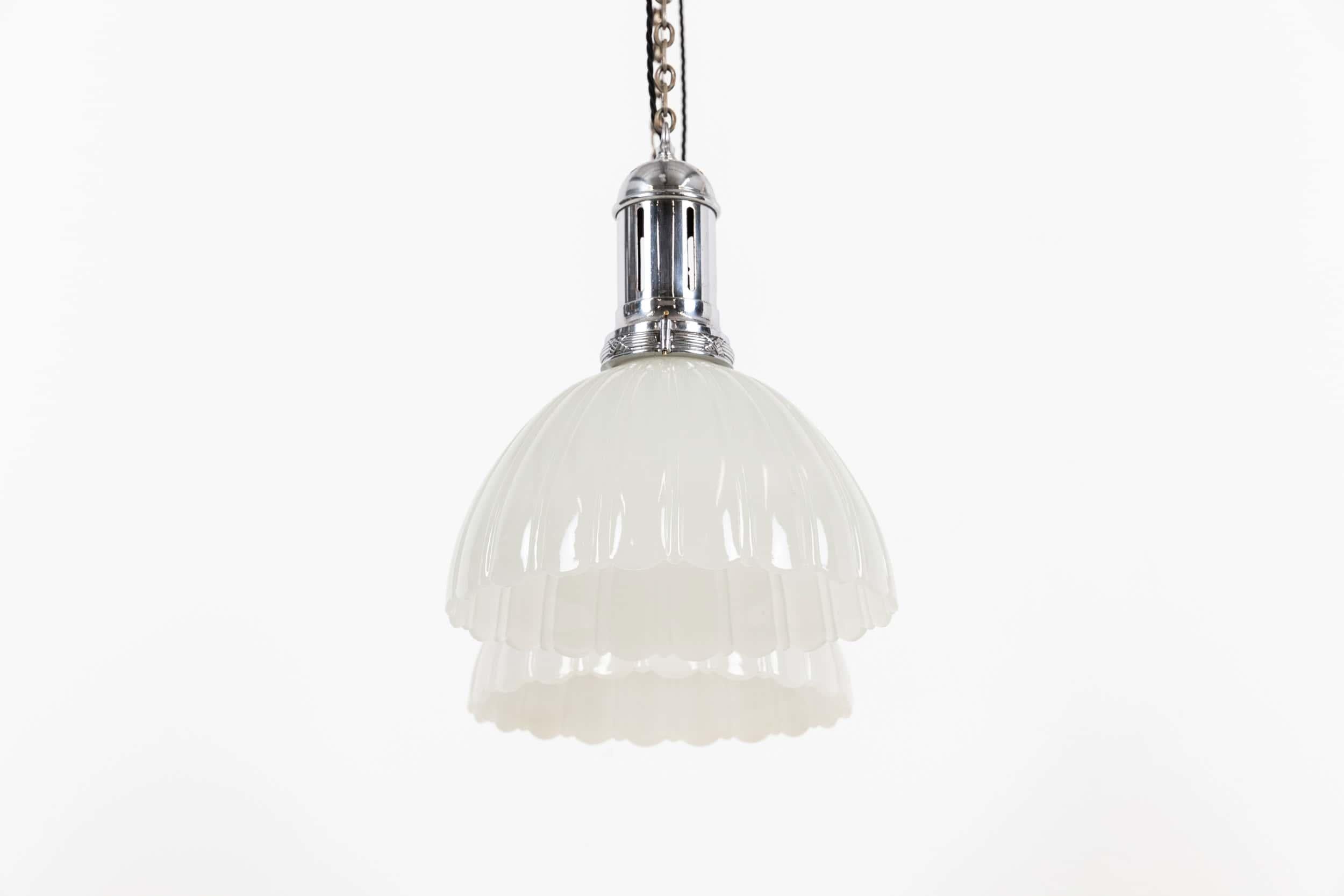 Art déco Paire de pendentifs en verre opalin GEC Moonstone, A.I.C. C.1920 en vente