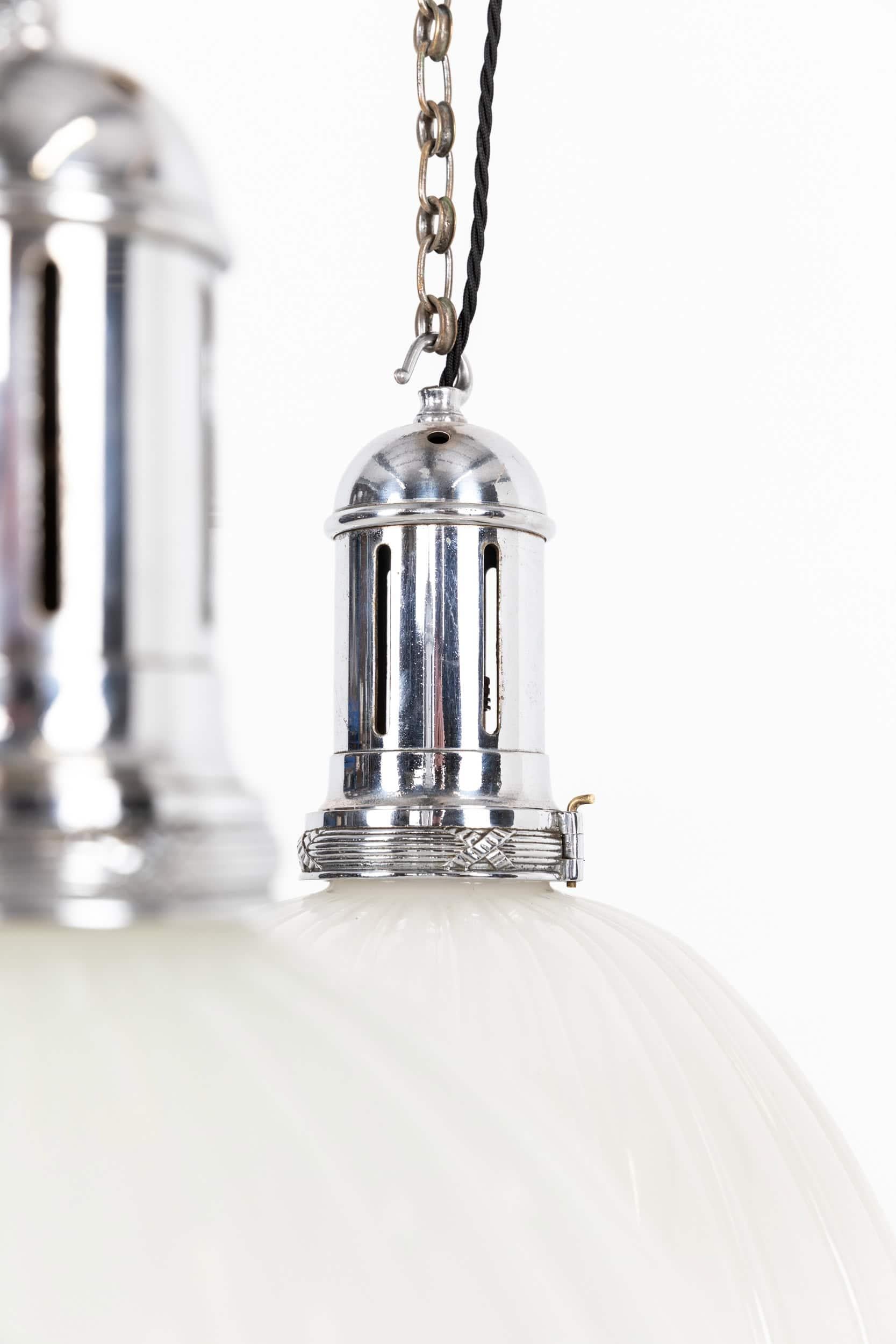 Anglais Paire de pendentifs en verre opalin GEC Moonstone, A.I.C. C.1920 en vente