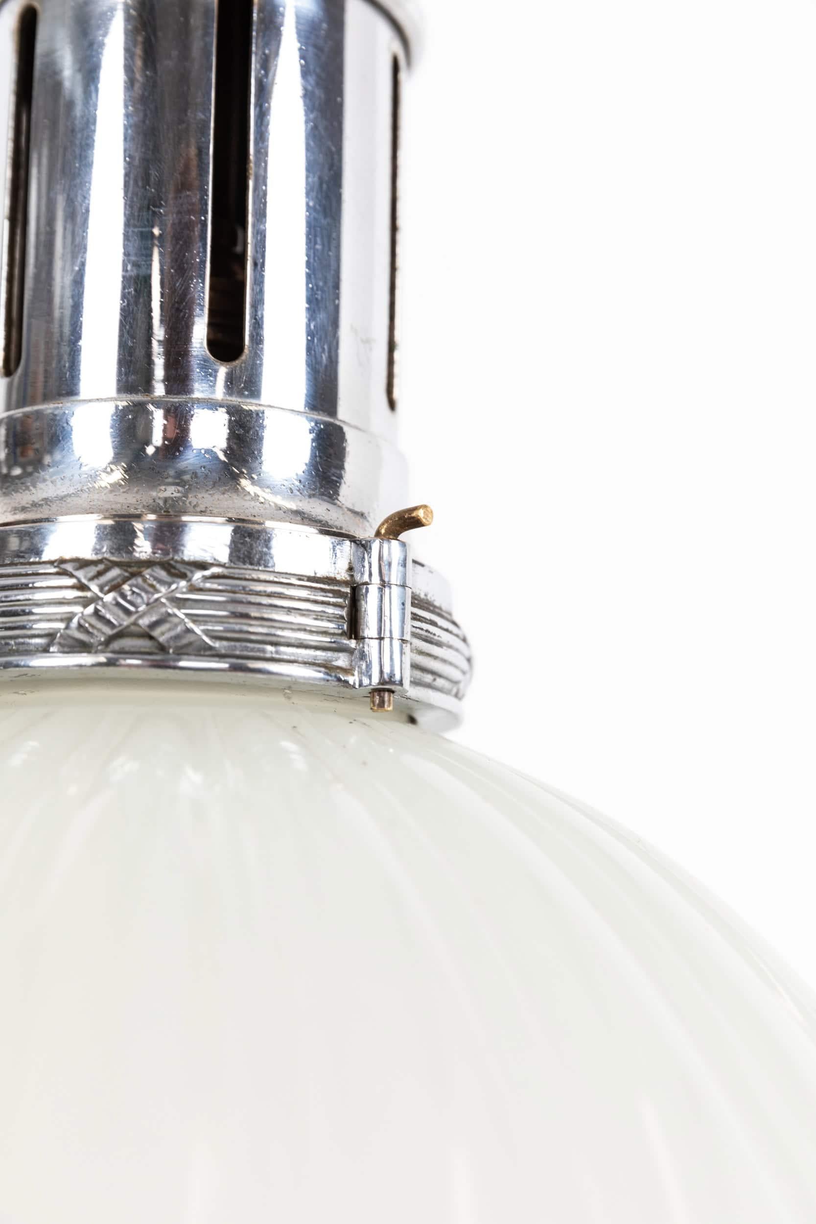 Pressé Paire de pendentifs en verre opalin GEC Moonstone, A.I.C. C.1920 en vente