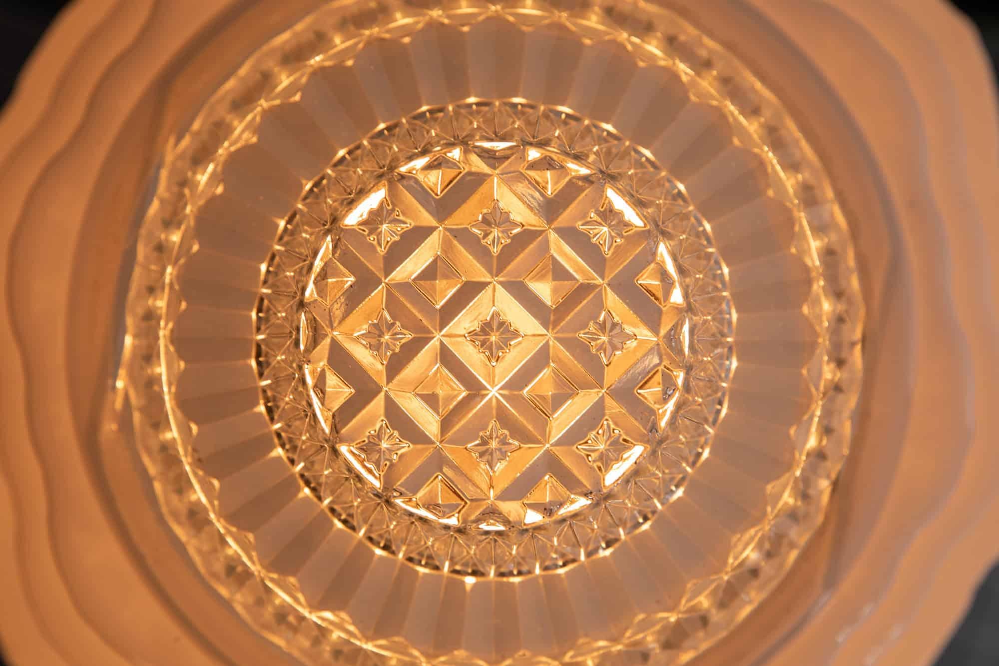 

Un'incredibile coppia di lampade a sospensione in stile Art Déco realizzate in Inghilterra da Sunco. C.C. 1930

I paralumi in vetro opalino bianco brillante modellato sono completi dei loro diffusori originali e delle gallerie in ottone. Il prezzo