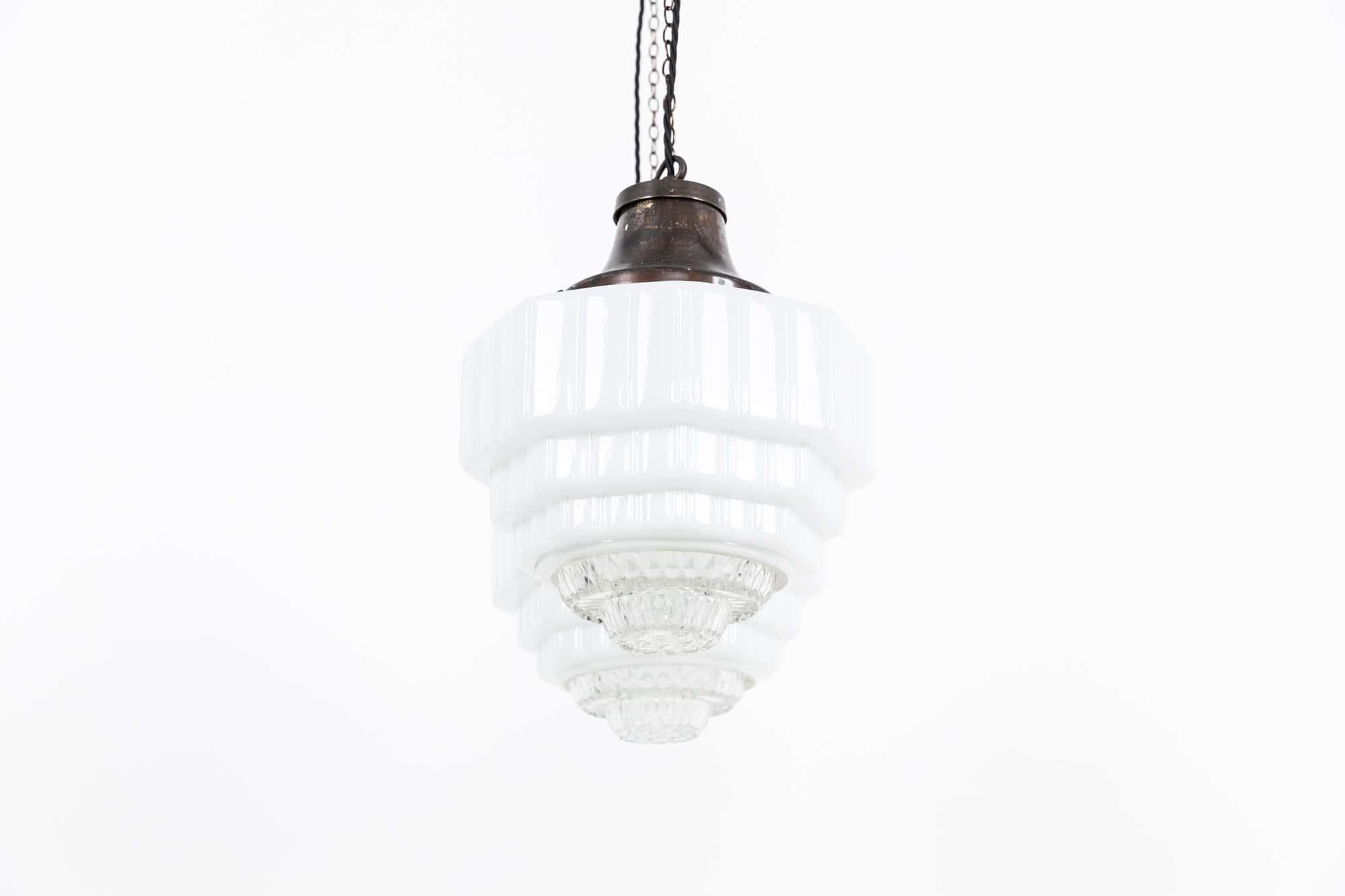 Art Déco Coppia di lampade a sospensione in vetro opalino Sunco a due parti in stile Art Deco, C.1930 in vendita