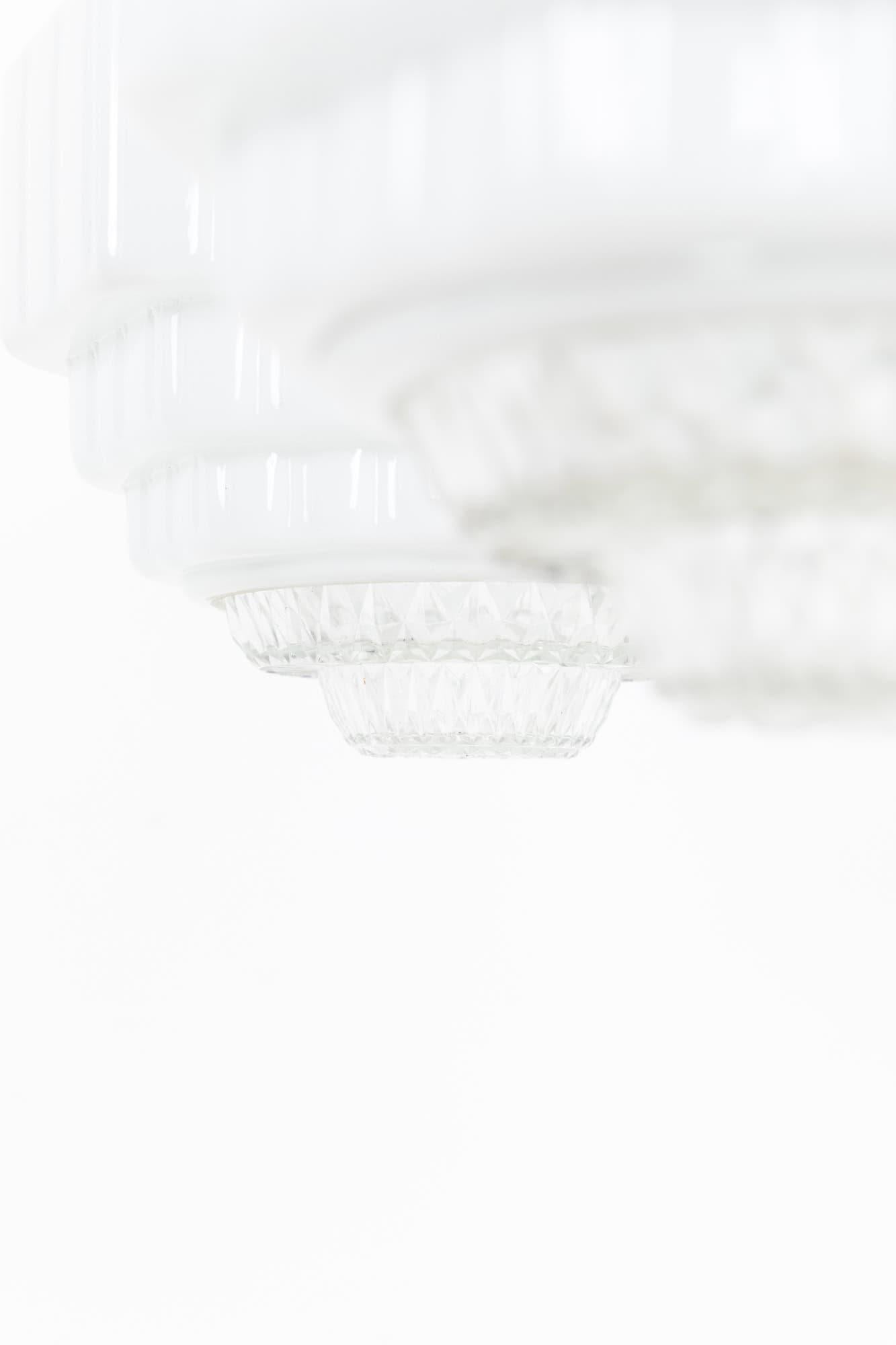 Olandese Coppia di lampade a sospensione in vetro opalino Sunco a due parti in stile Art Deco, C.1930 in vendita