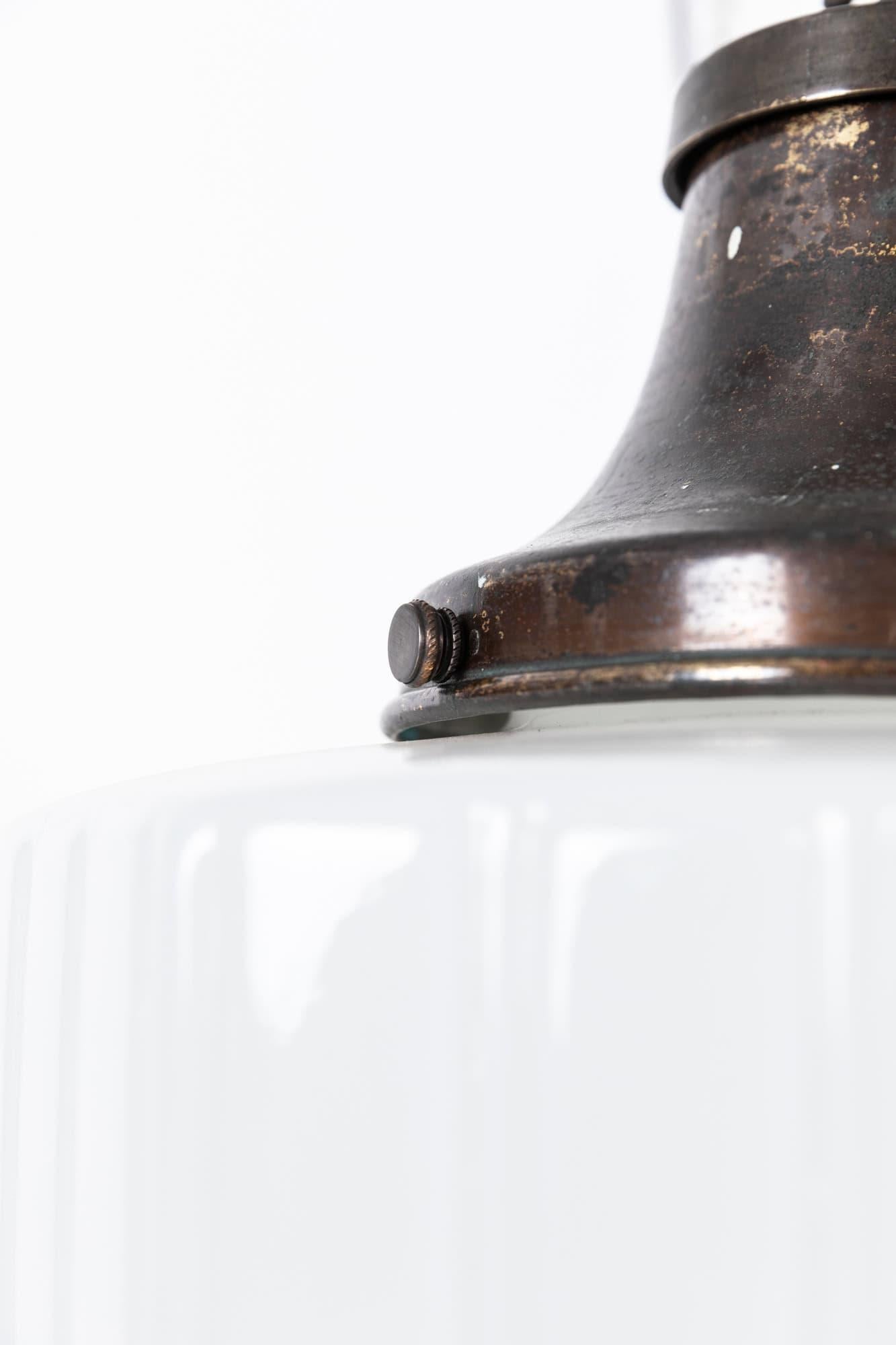XX secolo Coppia di lampade a sospensione in vetro opalino Sunco a due parti in stile Art Deco, C.1930 in vendita