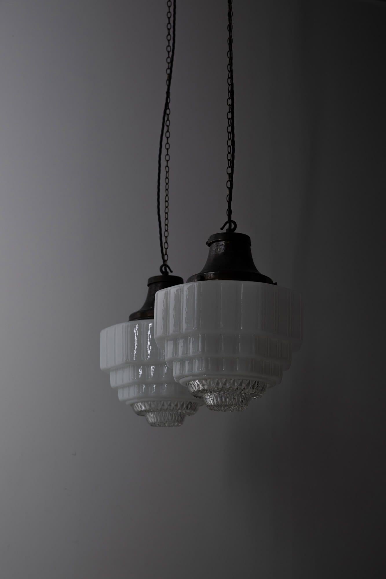 Vetro Coppia di lampade a sospensione in vetro opalino Sunco a due parti in stile Art Deco, C.1930 in vendita