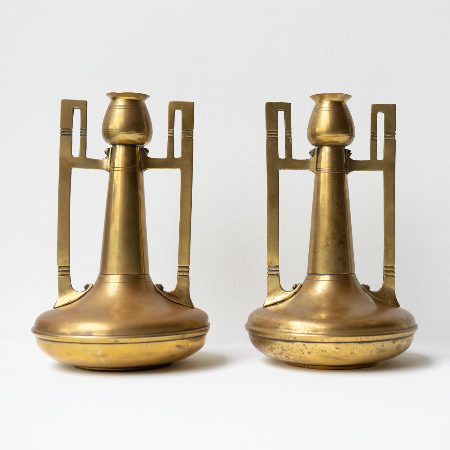 PAIRE DE VASES ANCIENS DE GUSTAVE SERRURIER-BOVY, (1858-1910)

Paire de vases en métal assortis, d'une élégance sans faille, d'un goût Art Nouveau inimitable.

Circa 1905 en date. 

Architecte et designer belge fortement influencé par le mouvement
