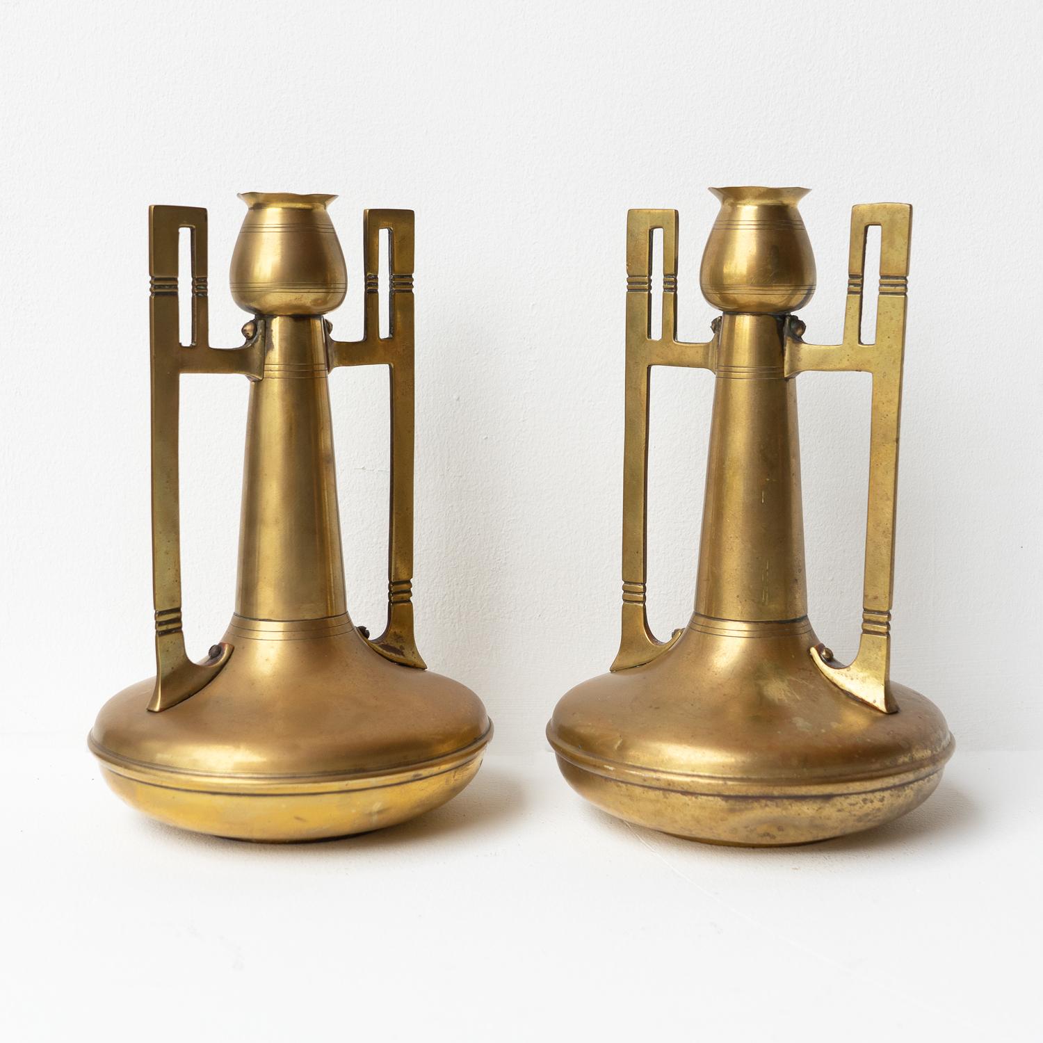 Art nouveau Paire de vases anciens en laiton Art Nouveau de Gustave Serrurier-Bovy vers 1905