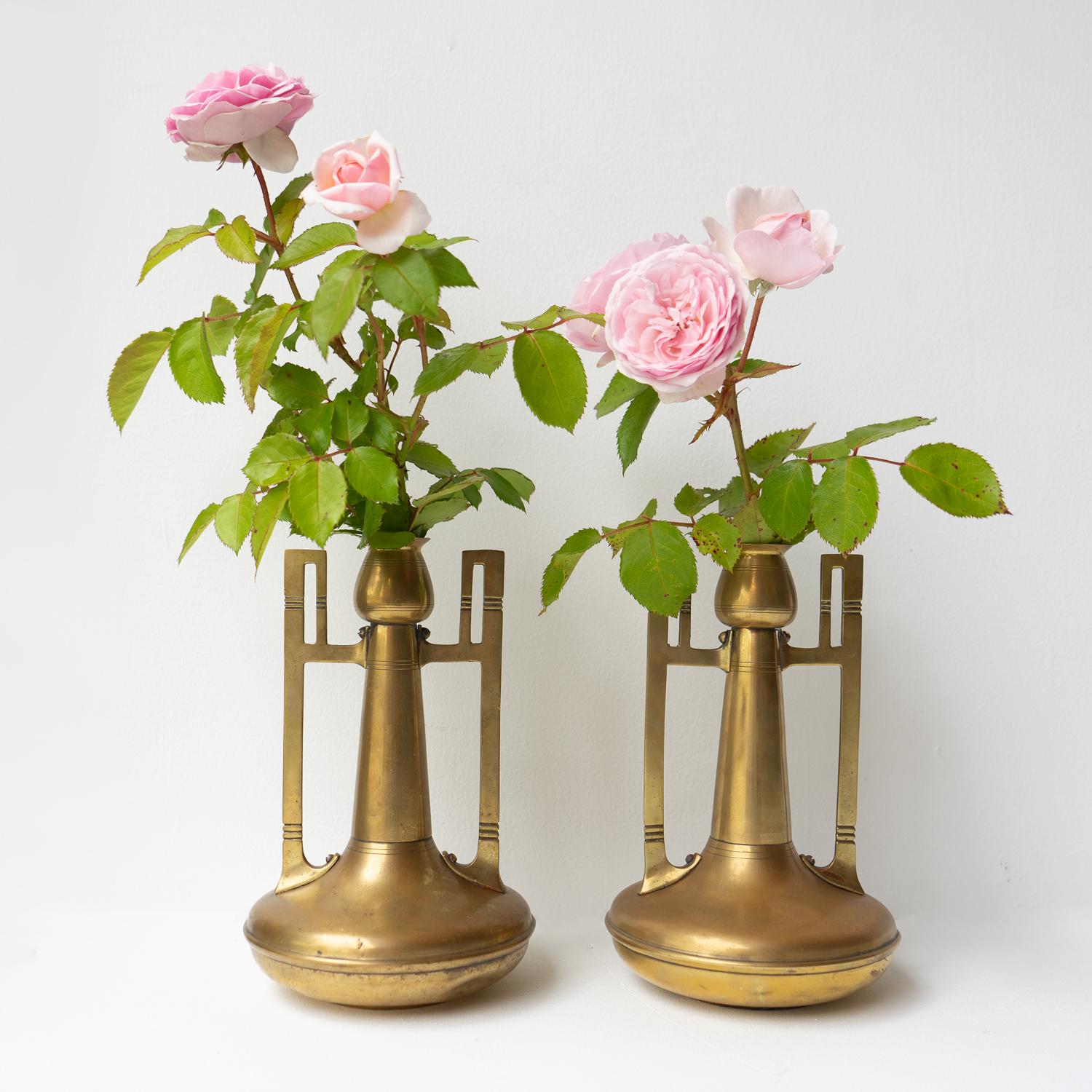 Belge Paire de vases anciens en laiton Art Nouveau de Gustave Serrurier-Bovy vers 1905