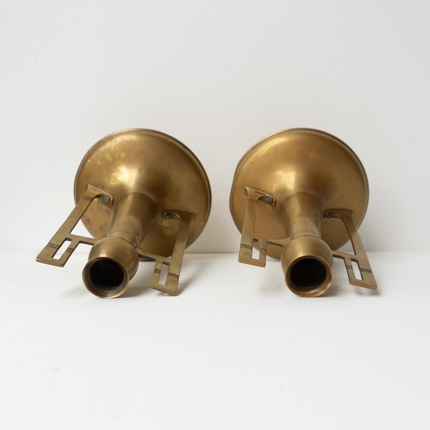 Fait main Paire de vases anciens en laiton Art Nouveau de Gustave Serrurier-Bovy vers 1905