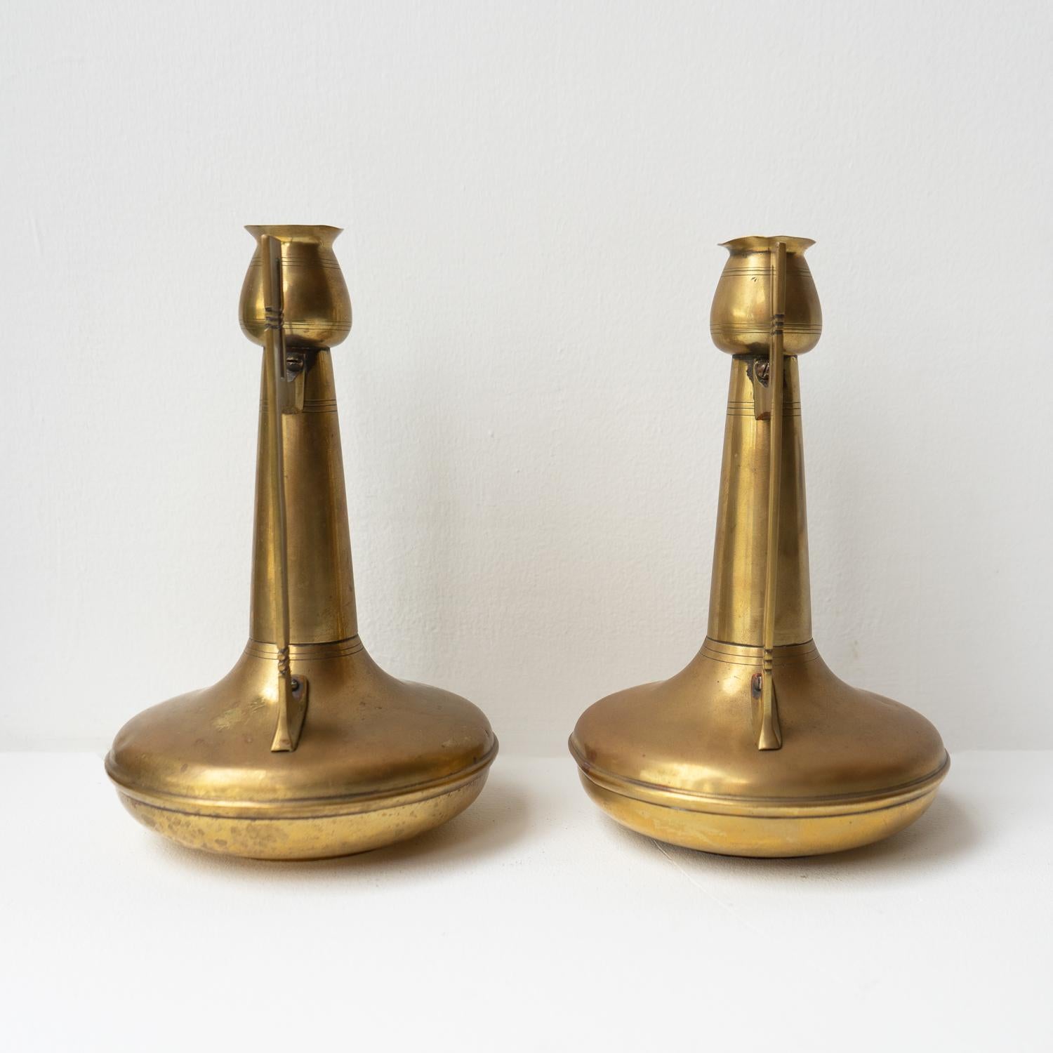 Paire de vases anciens en laiton Art Nouveau de Gustave Serrurier-Bovy vers 1905 Bon état à Bristol, GB