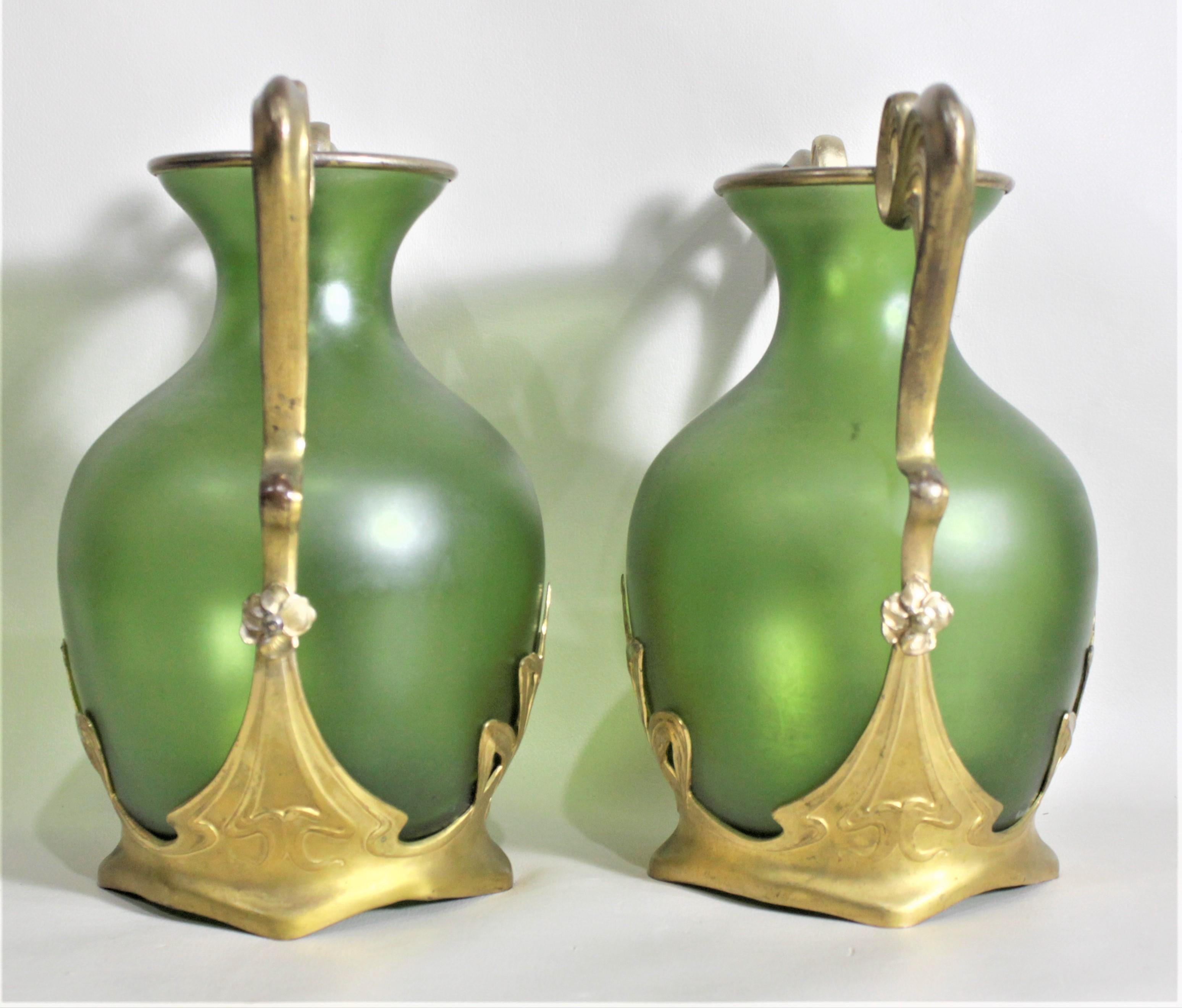 Austriaco Coppia di vasi antichi Art Nouveau Greene & Greene con montatura in metallo dorato in vendita