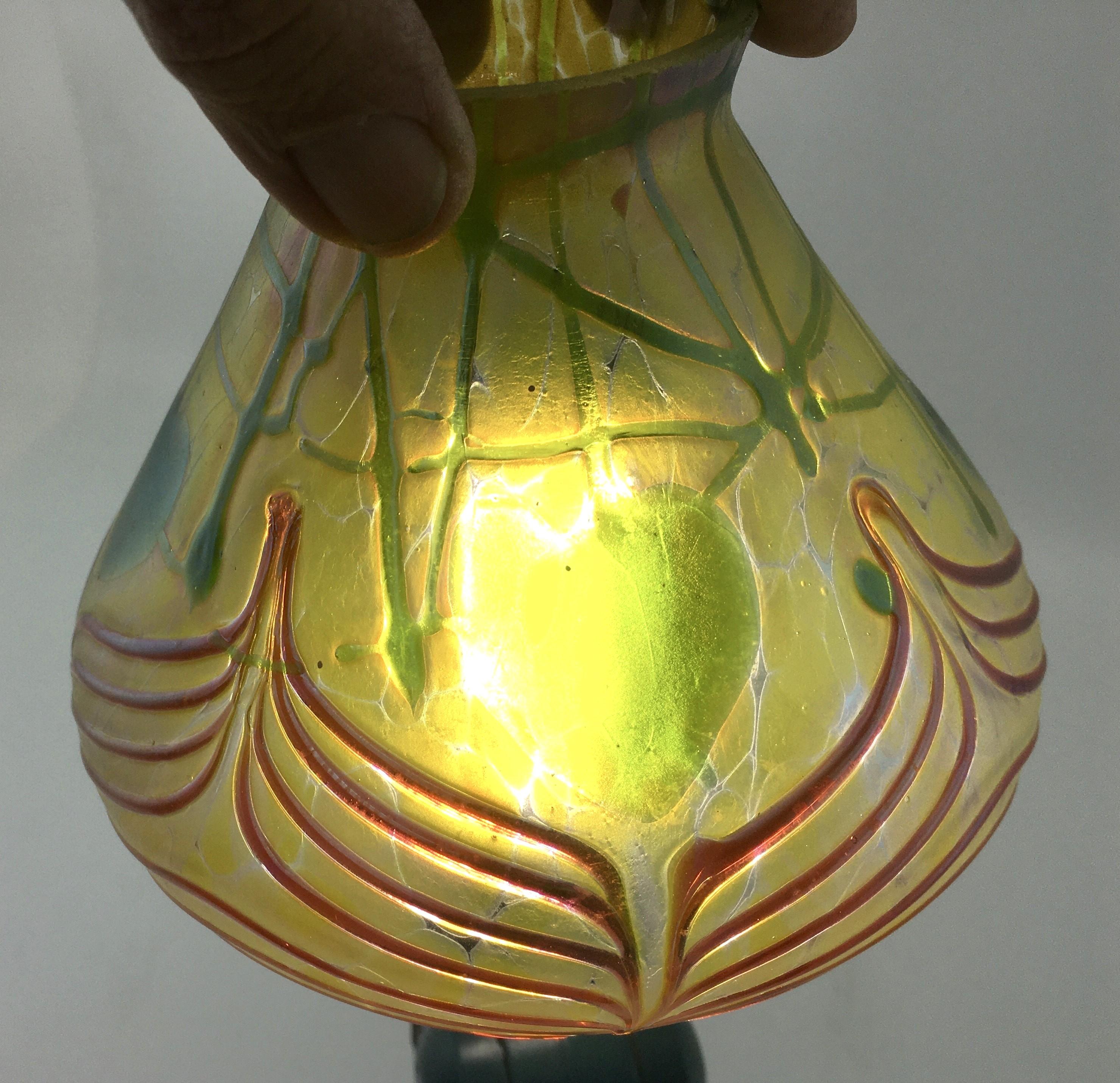 Paar antike Jugendstil-Lampenschirme aus Kunstglas im Loetz-Stil mit Loetz-Stil im Angebot 7